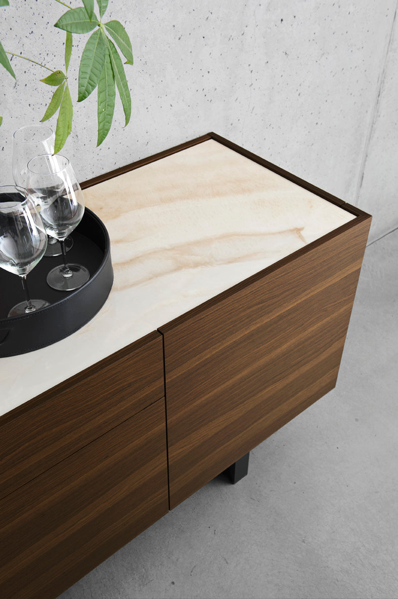 Kommode HORIZON dunkles Holz mit cremefarbener Platte