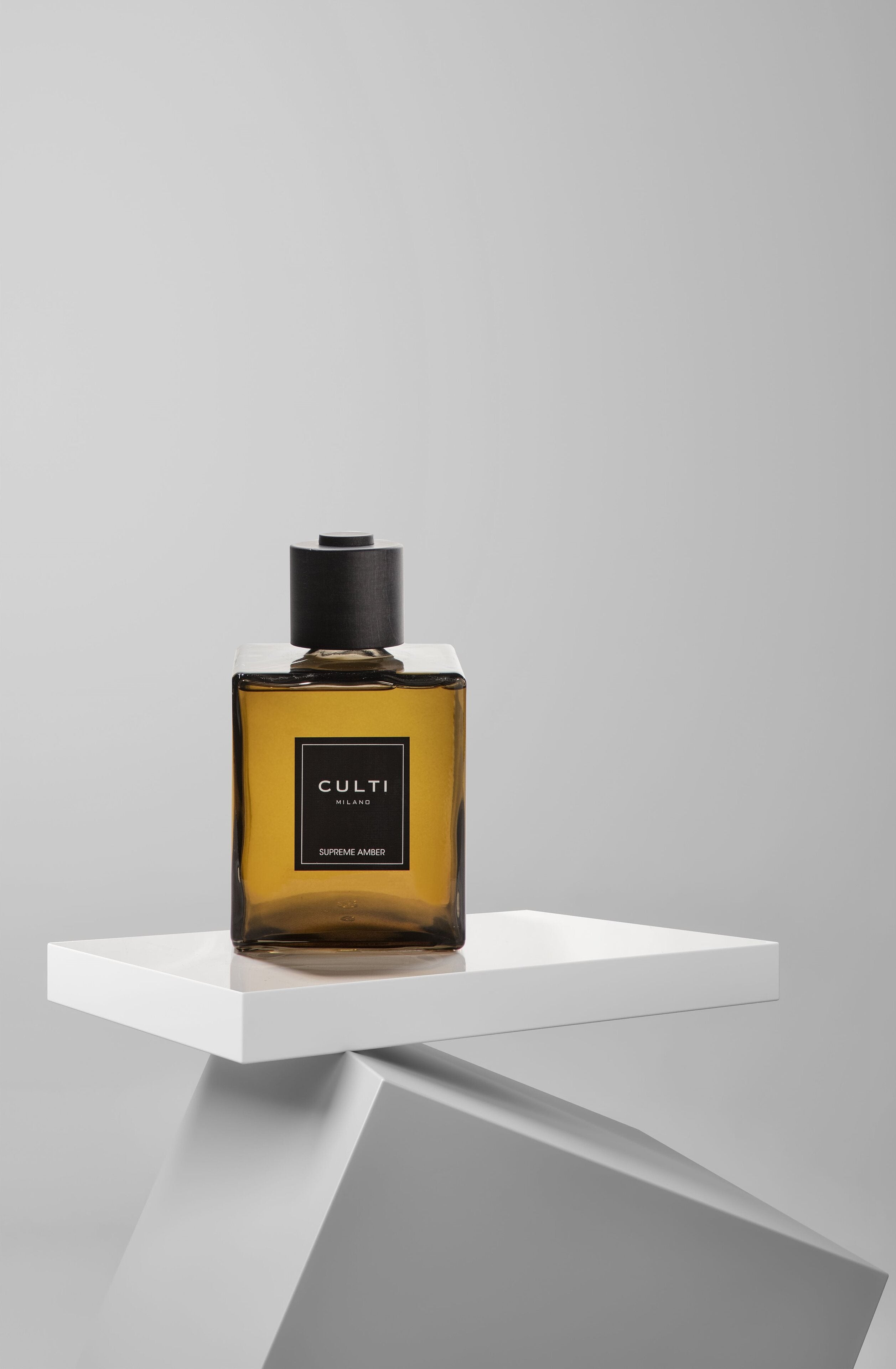 DECOR - SLASSIC SUPREME fragrance diffuser with notes of incense, chinotto, black vanilla, and patchouli.