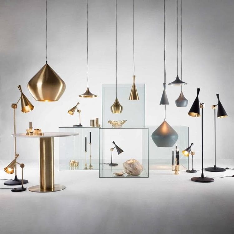 Silberne Stehlampe schlagen