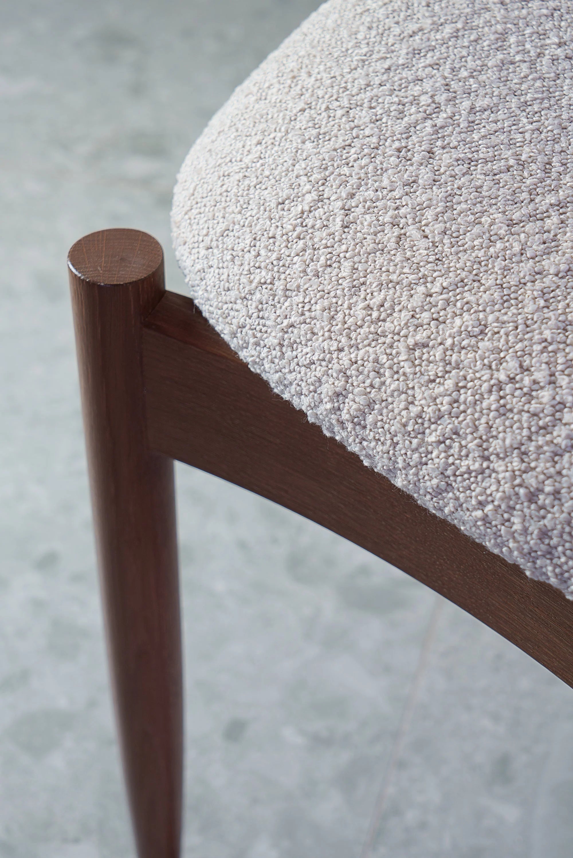 Stuhl KEMI beige mit dunklem Eichenholz