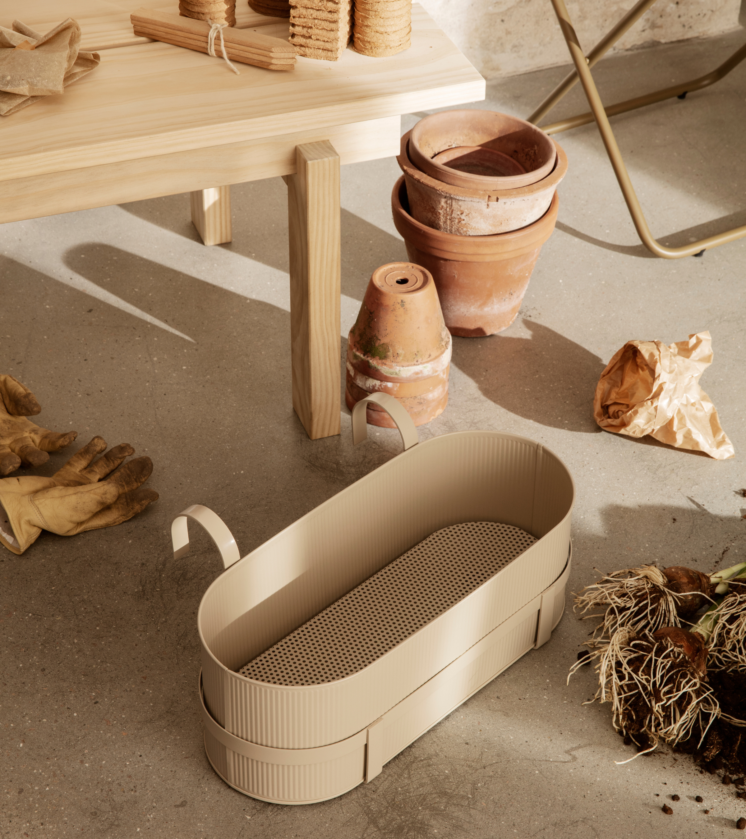 BAU beige hanging pot