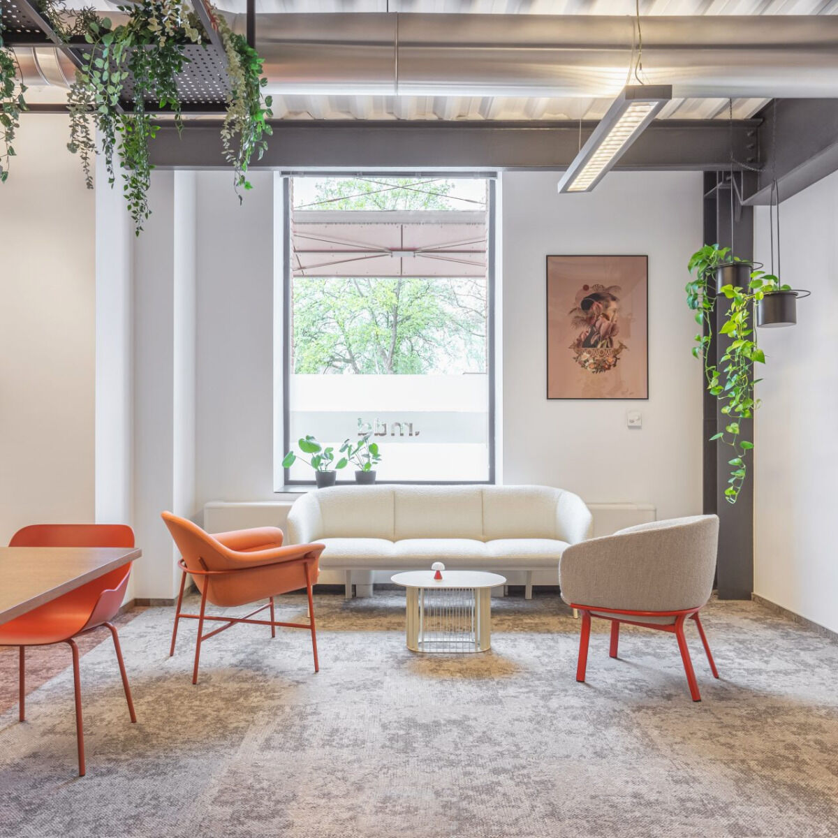 Rollen Sie Furnier Couchtisch mit einer Metallbasis