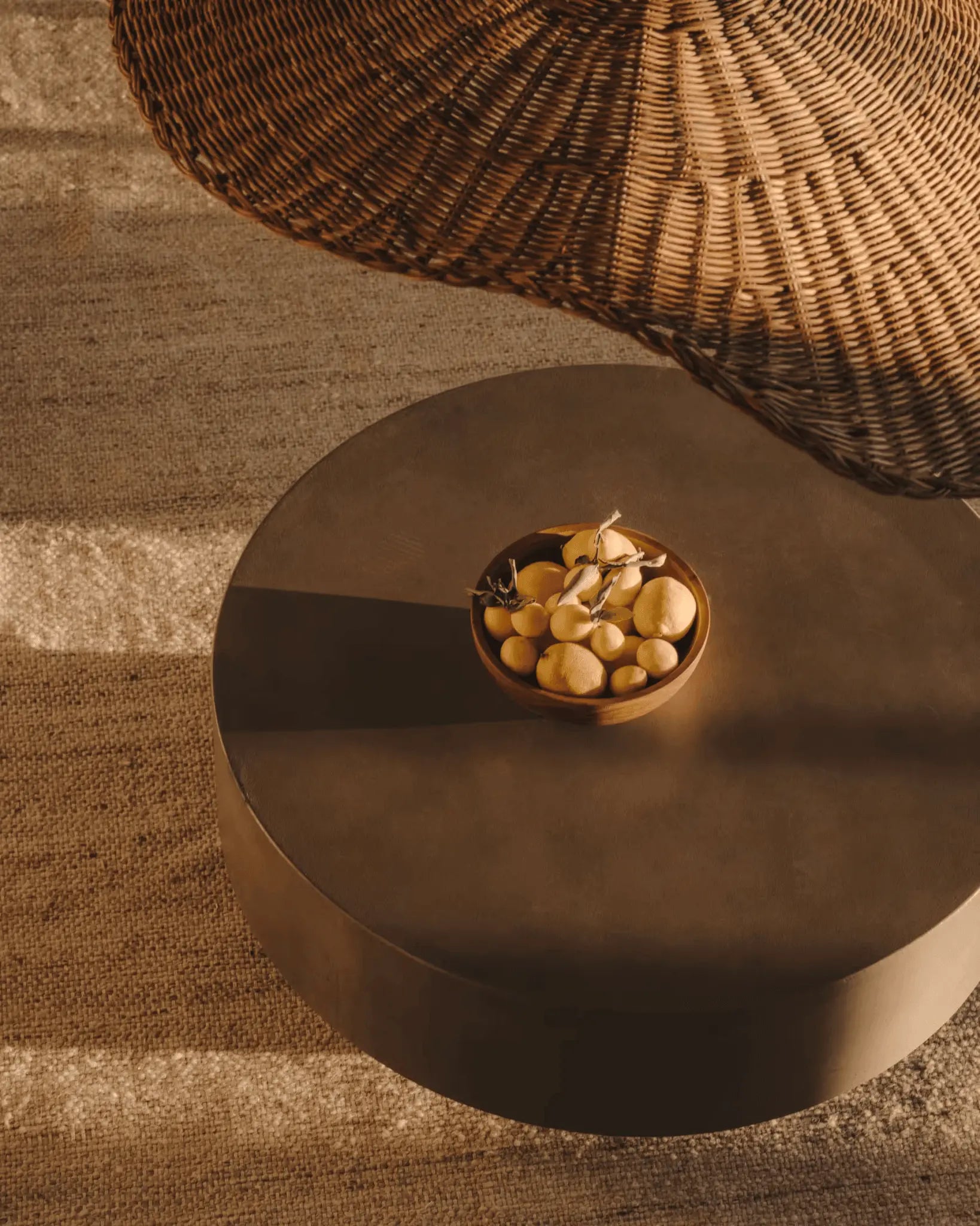 Stolik kawowy GARBET szary cement – Kave Home