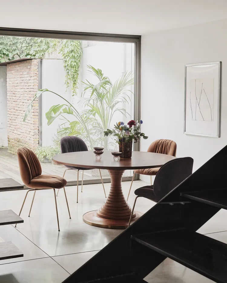 Stuhl BEETLE SOFT gepolstert mit Holzverkleidung und schwarzem verchromtem Gestell