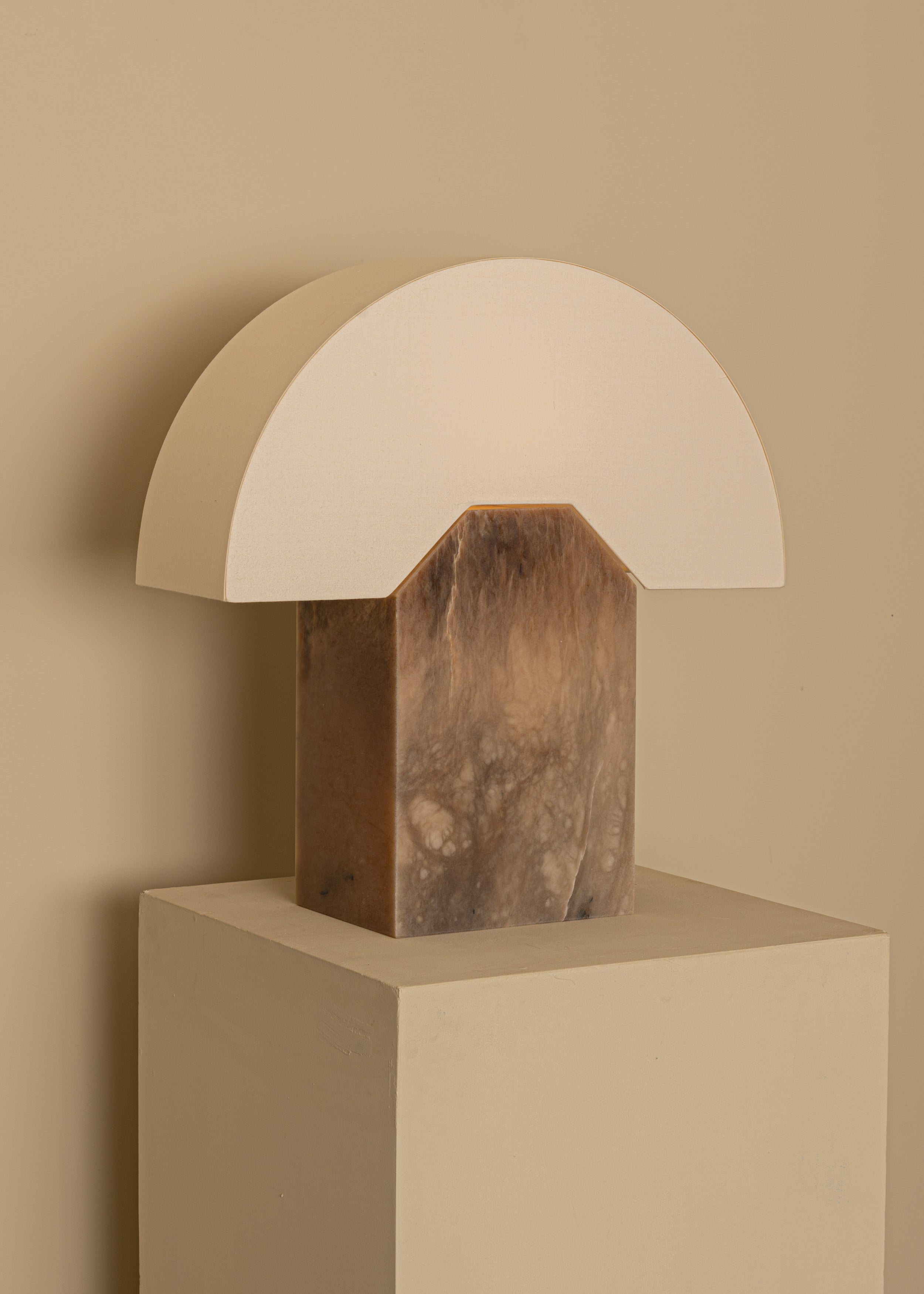 Tischlampe EDNA dunkelbeige Alabaster
