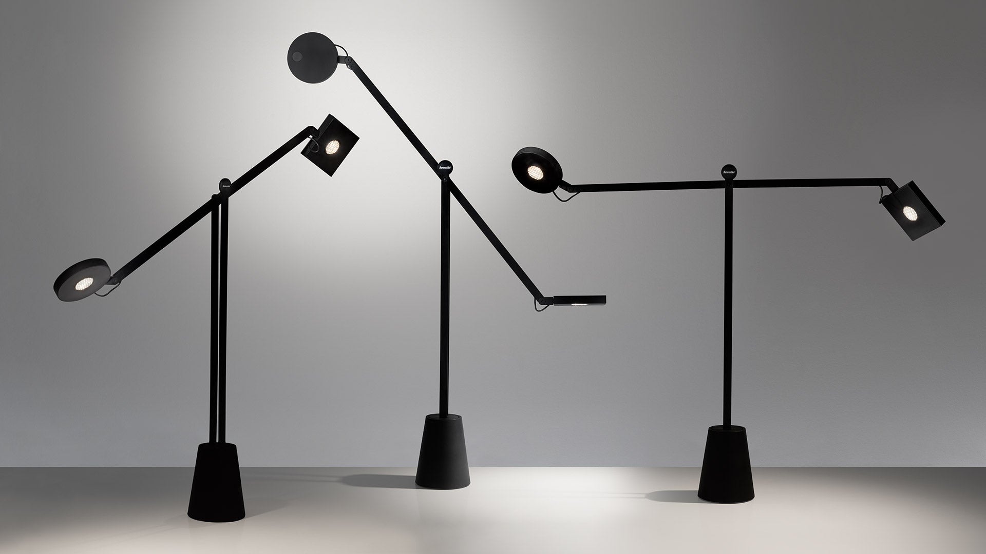 Verstellbare Schreibtischlampe EQUILIBRIST schwarz