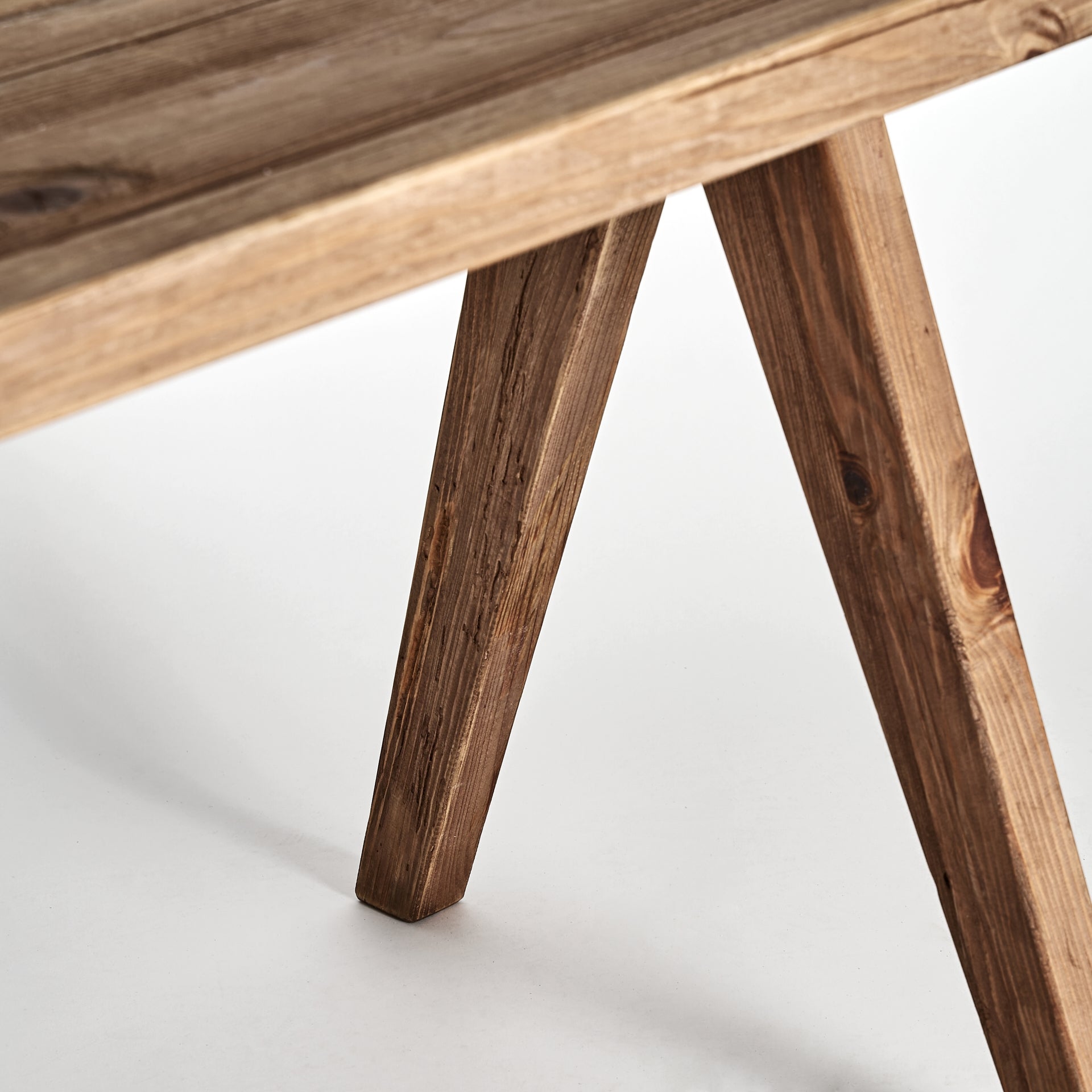 Schreibtisch CRISSEY aus recyceltem Kiefernholz