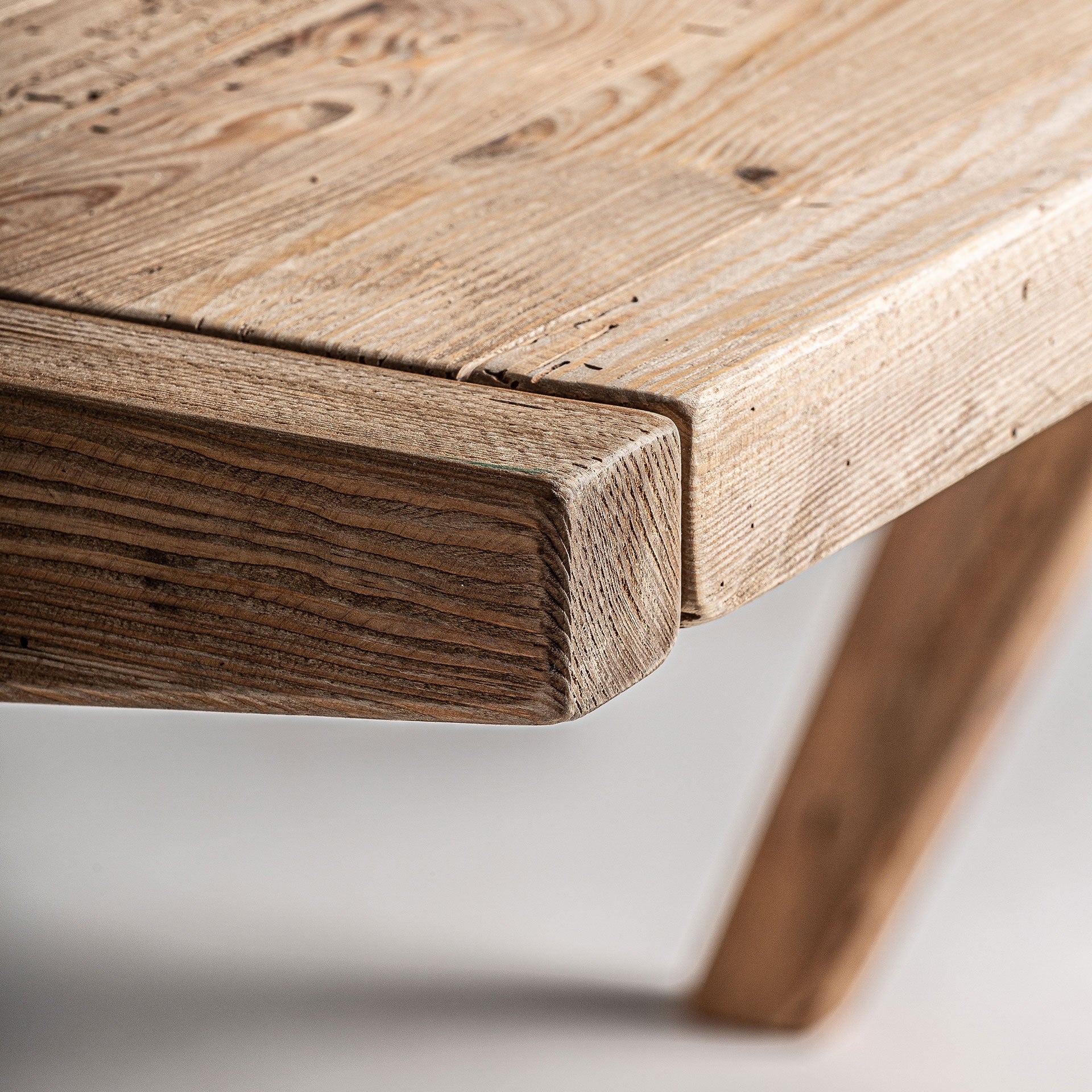 Schreibtisch CRISSEY aus recyceltem Kiefernholz