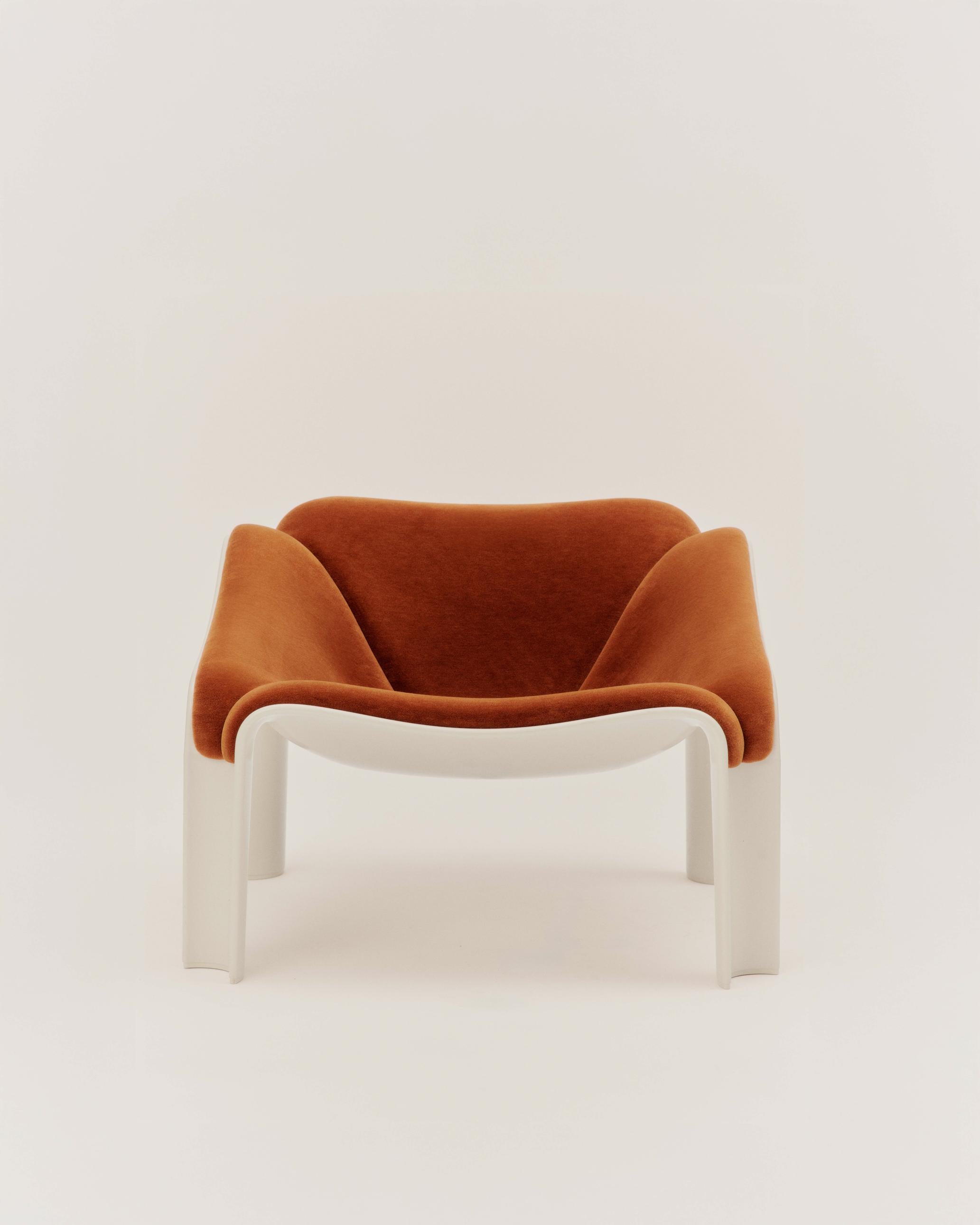 F300 Armchair in Cognac with White Base