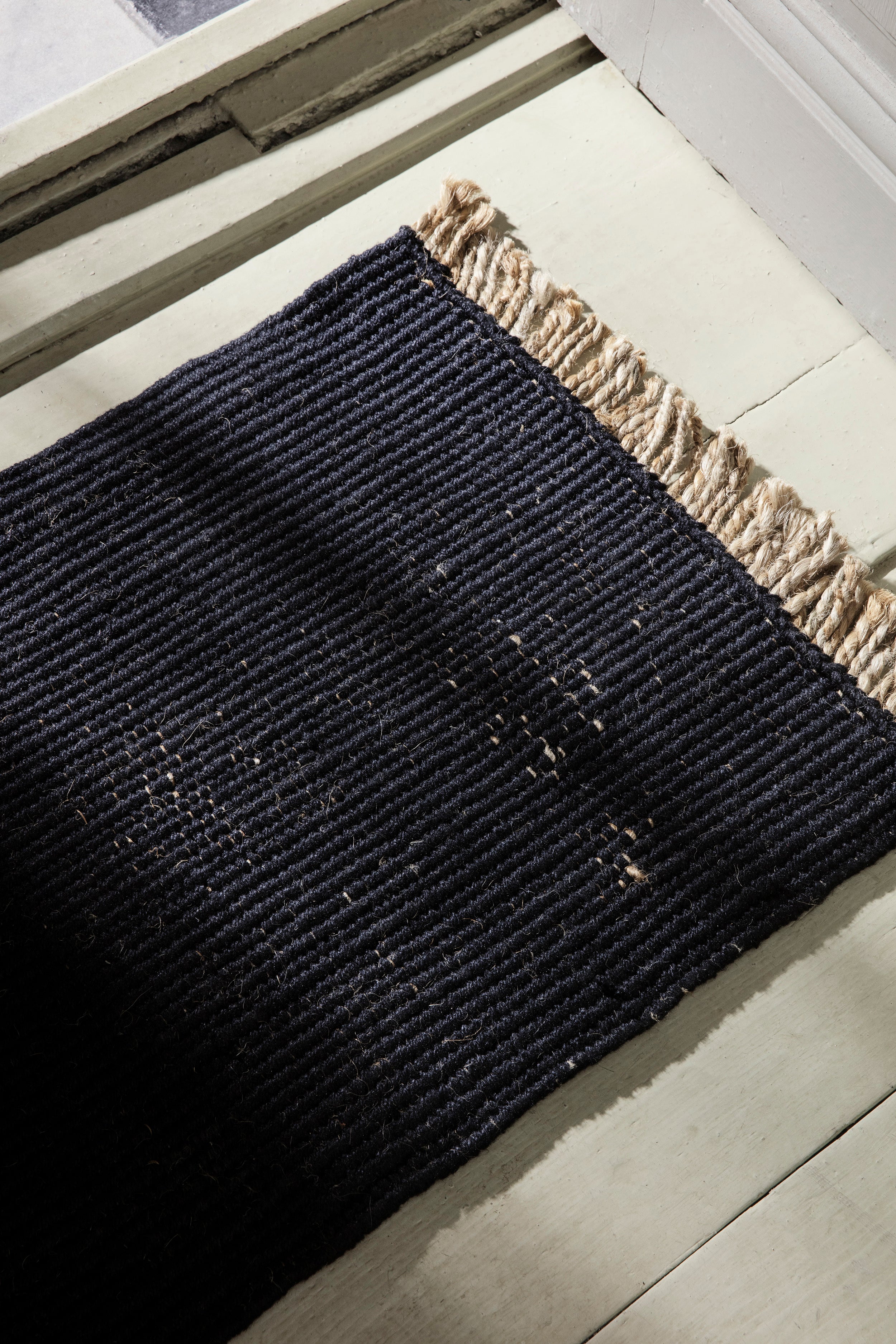 BLOCK MAT Teppich schwarz mit beigen Fransen