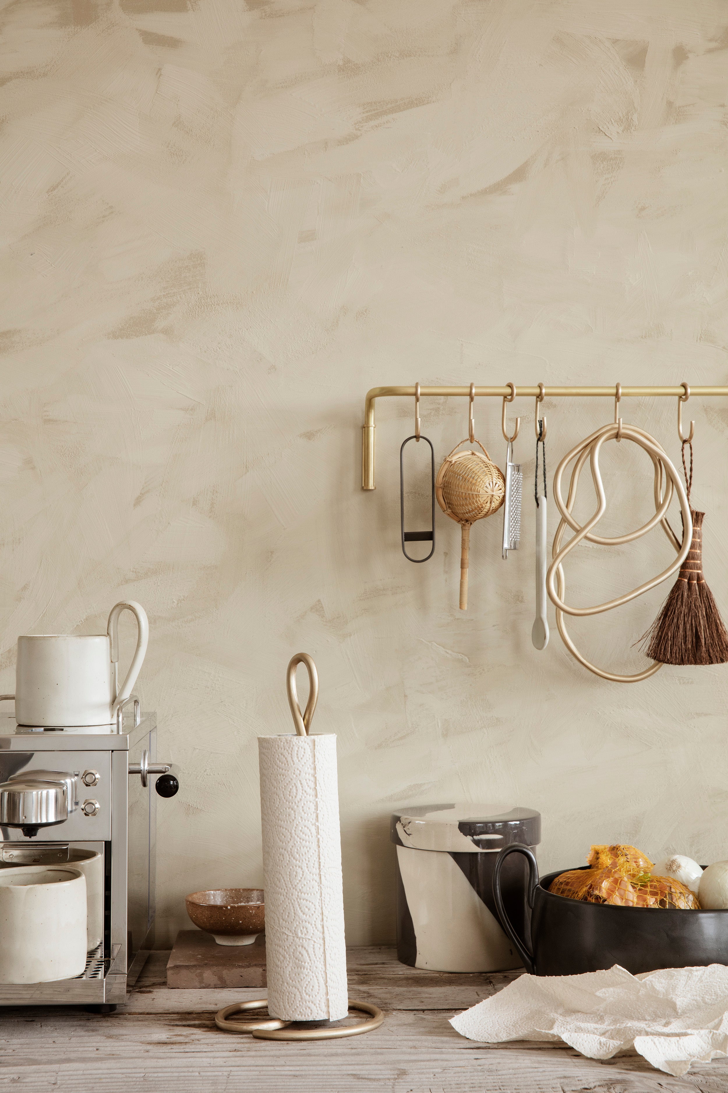 CURVATURE brass kitchen towel holder