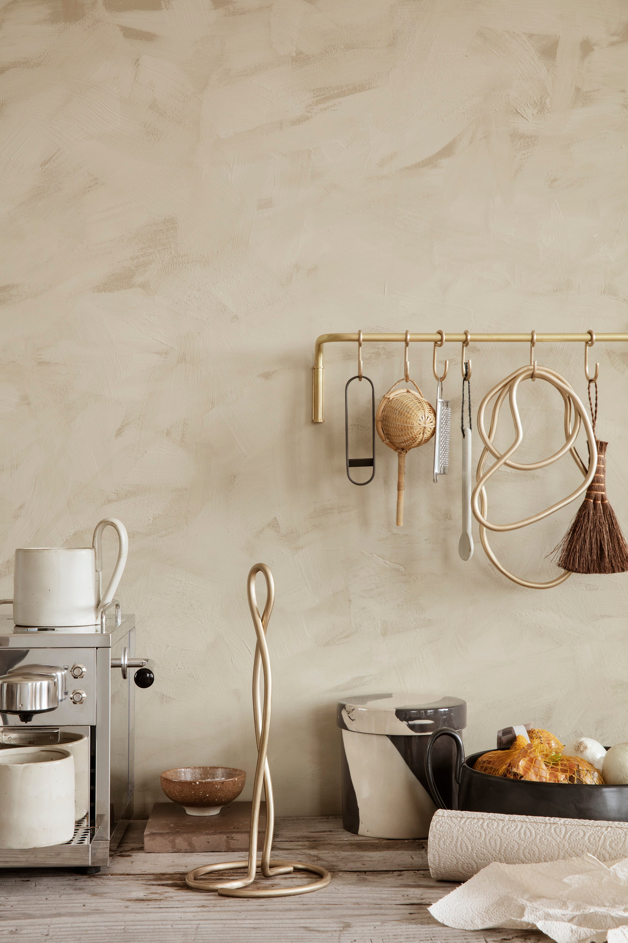 CURVATURE brass kitchen towel holder