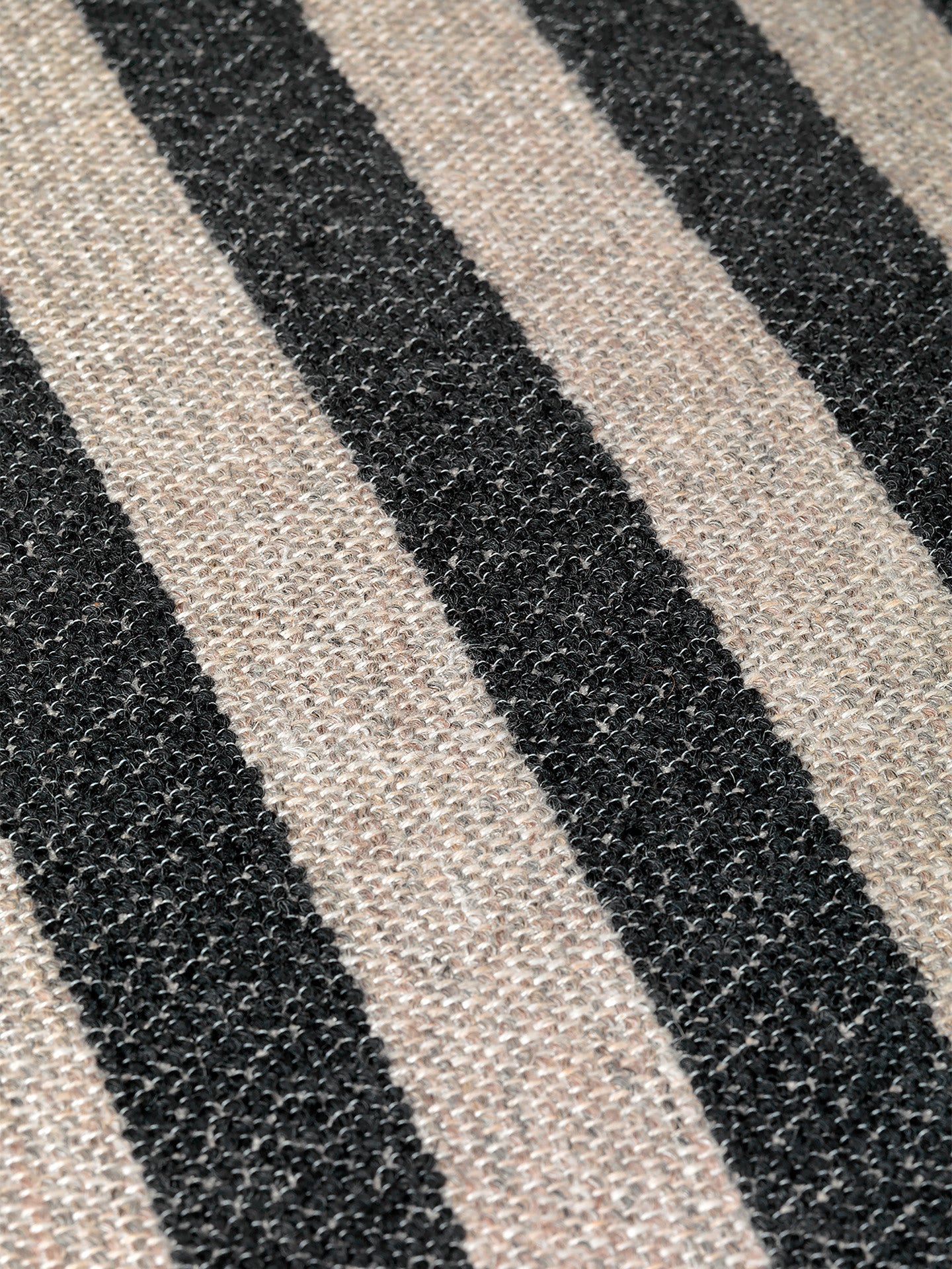 Rechtsseitiger Szezlong CATENA Louisiana schwarz mit sandfarbenem Bezug