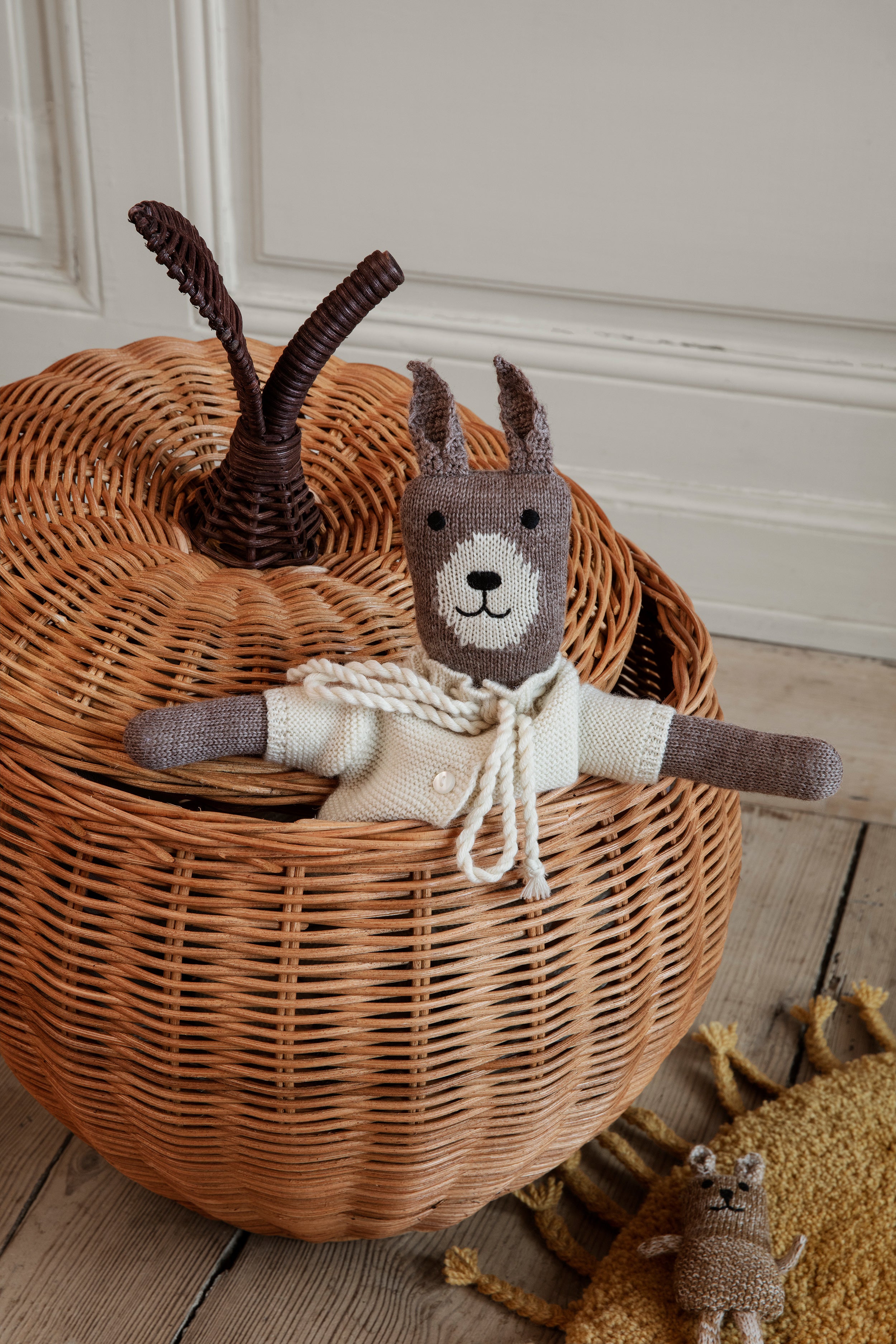 APPLE rattan basket