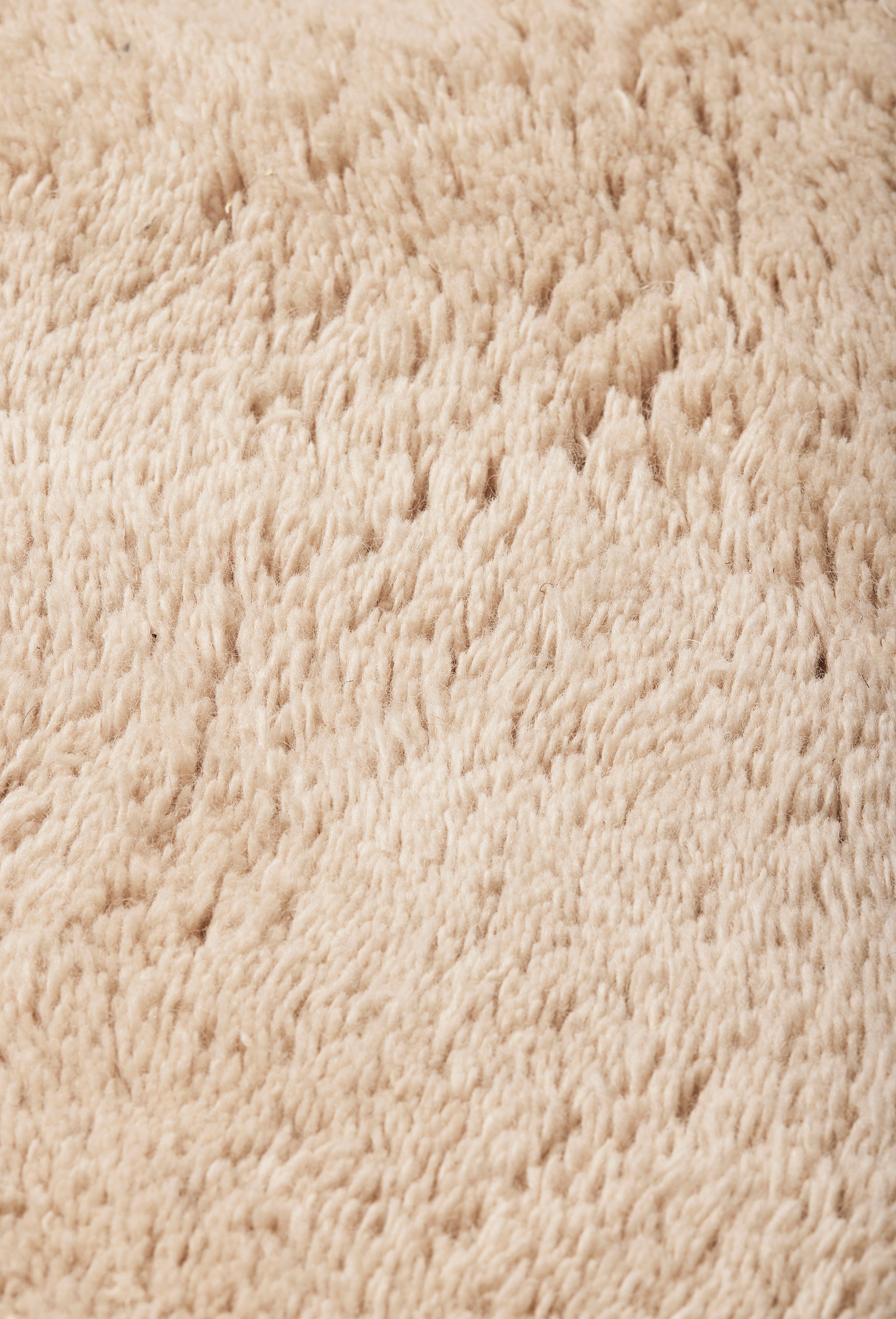 FORM Teppich cremeweiß
