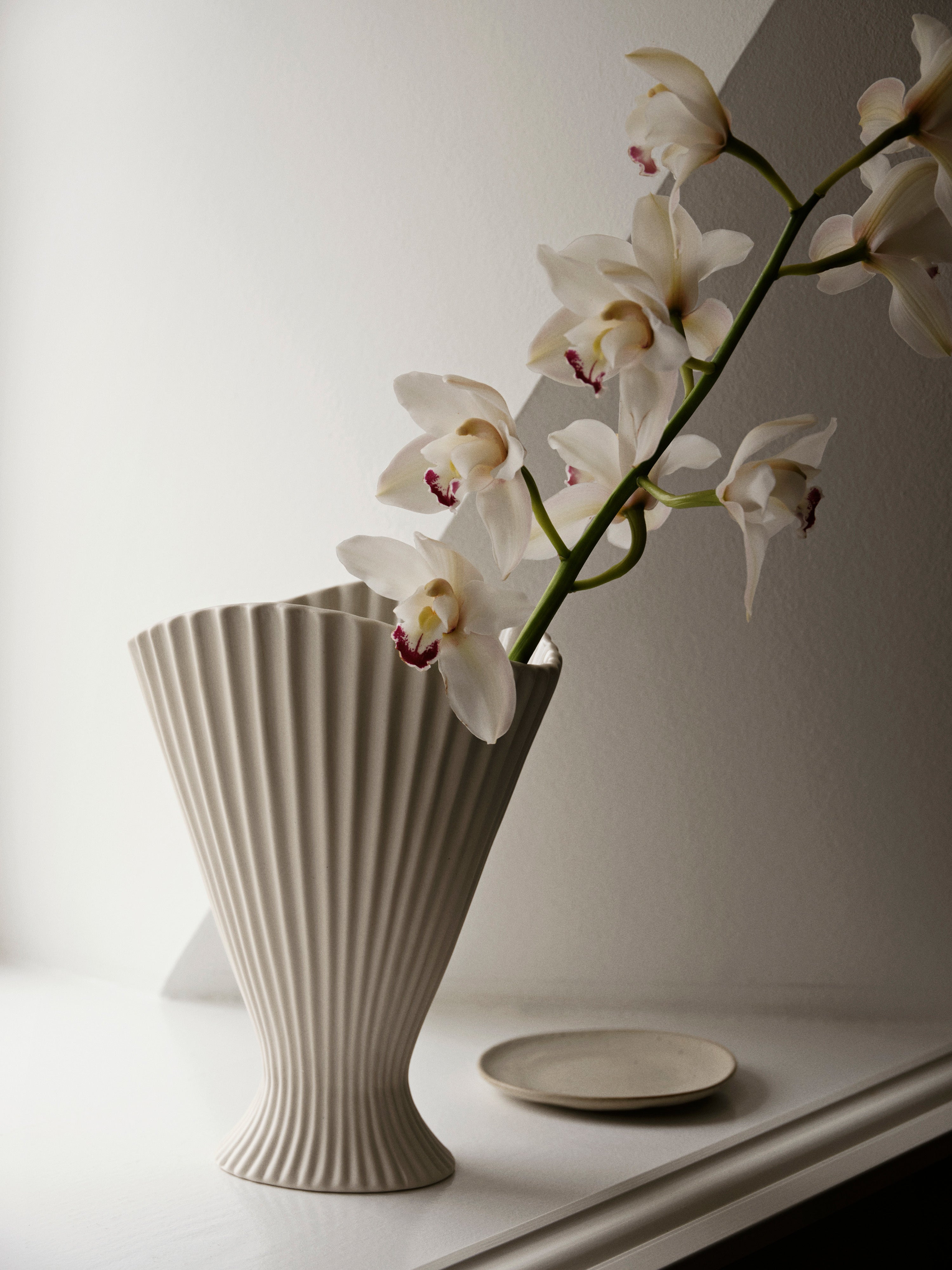 Brunnenvase gebrochen weiß