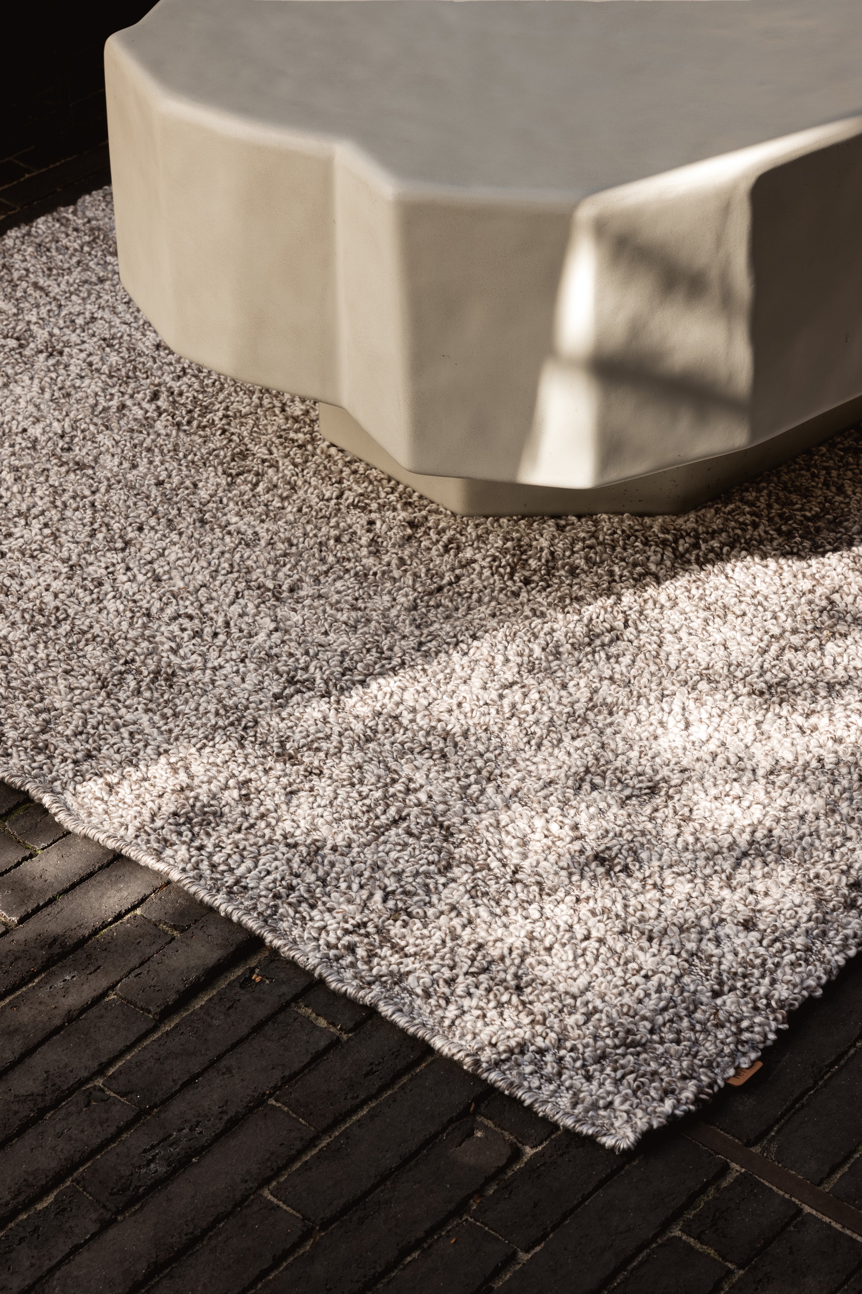 SLUB BOUCLÉ dark gray rug