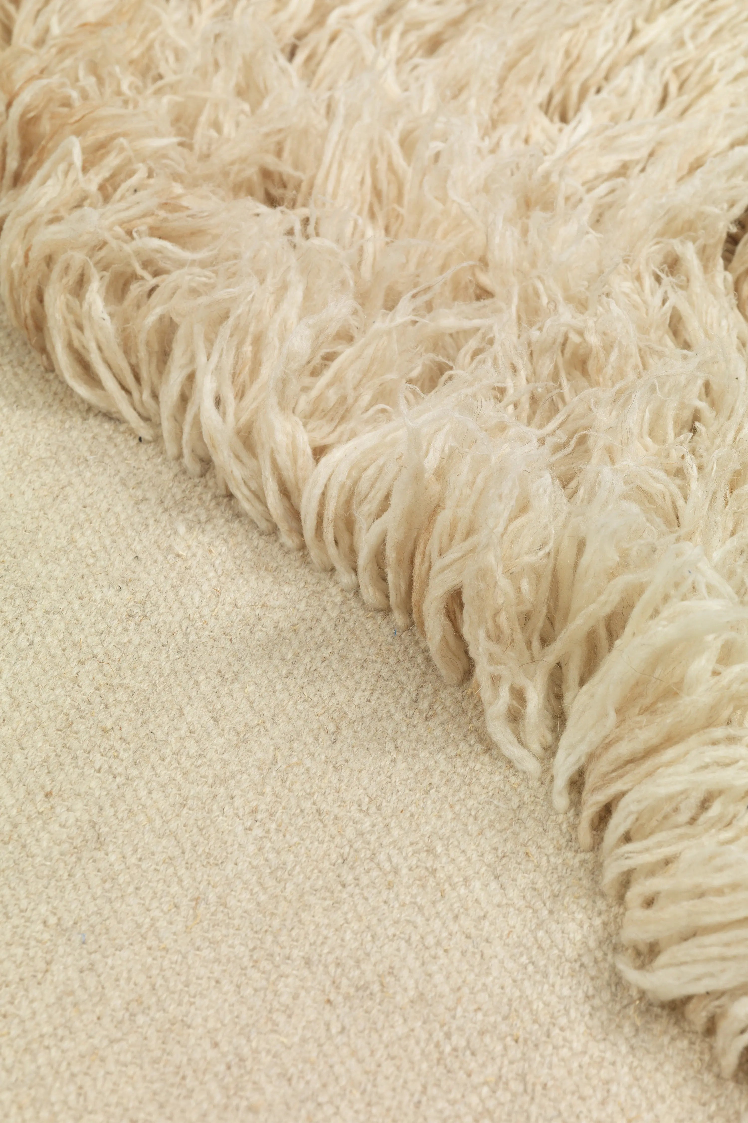 Ovaler Teppich NORTE beige mit langem Flor