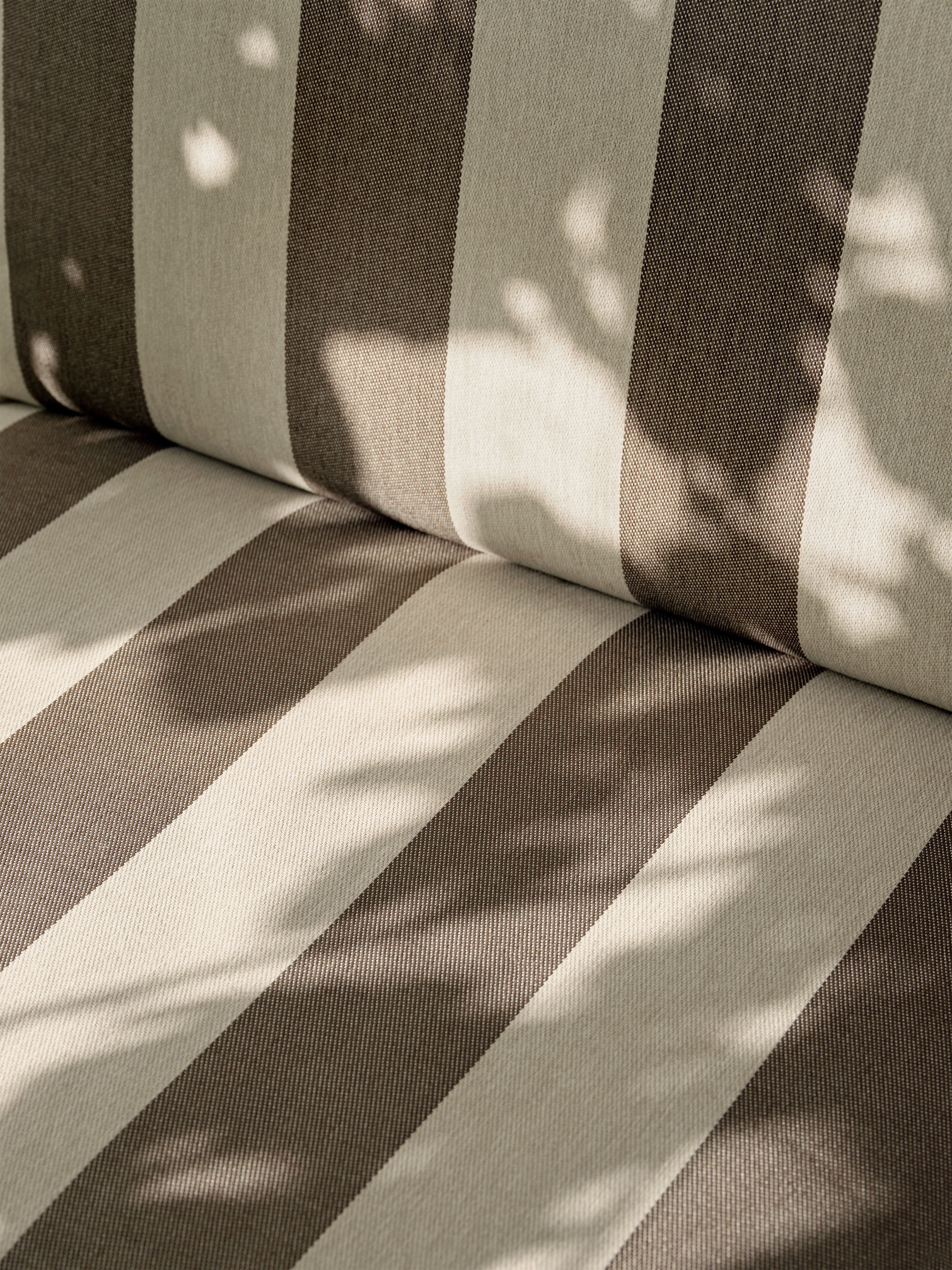 2-Sitzer-Sofa-Wüstencremebraun mit einer schwarzen Basis
