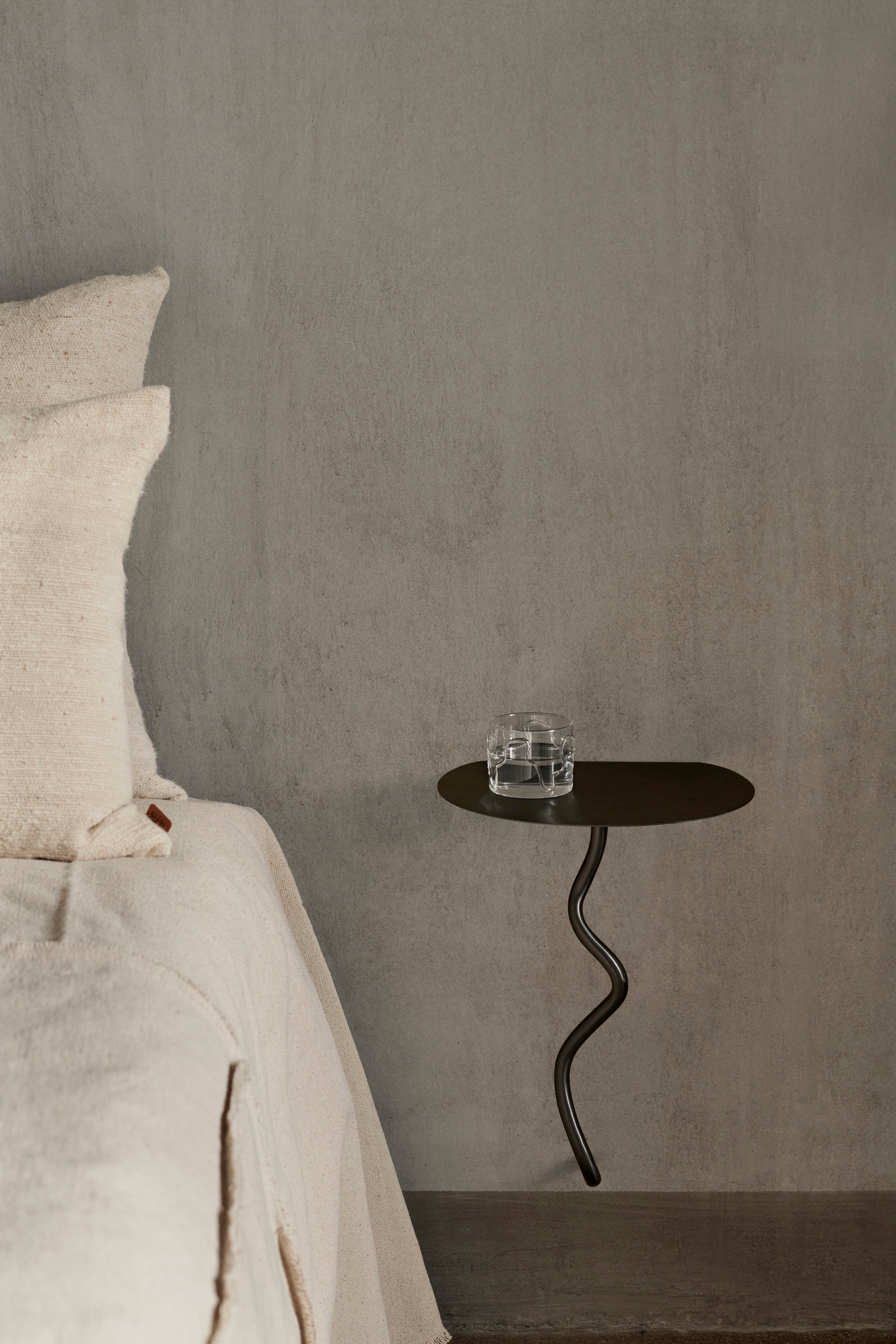 Curvature wall table black brass
