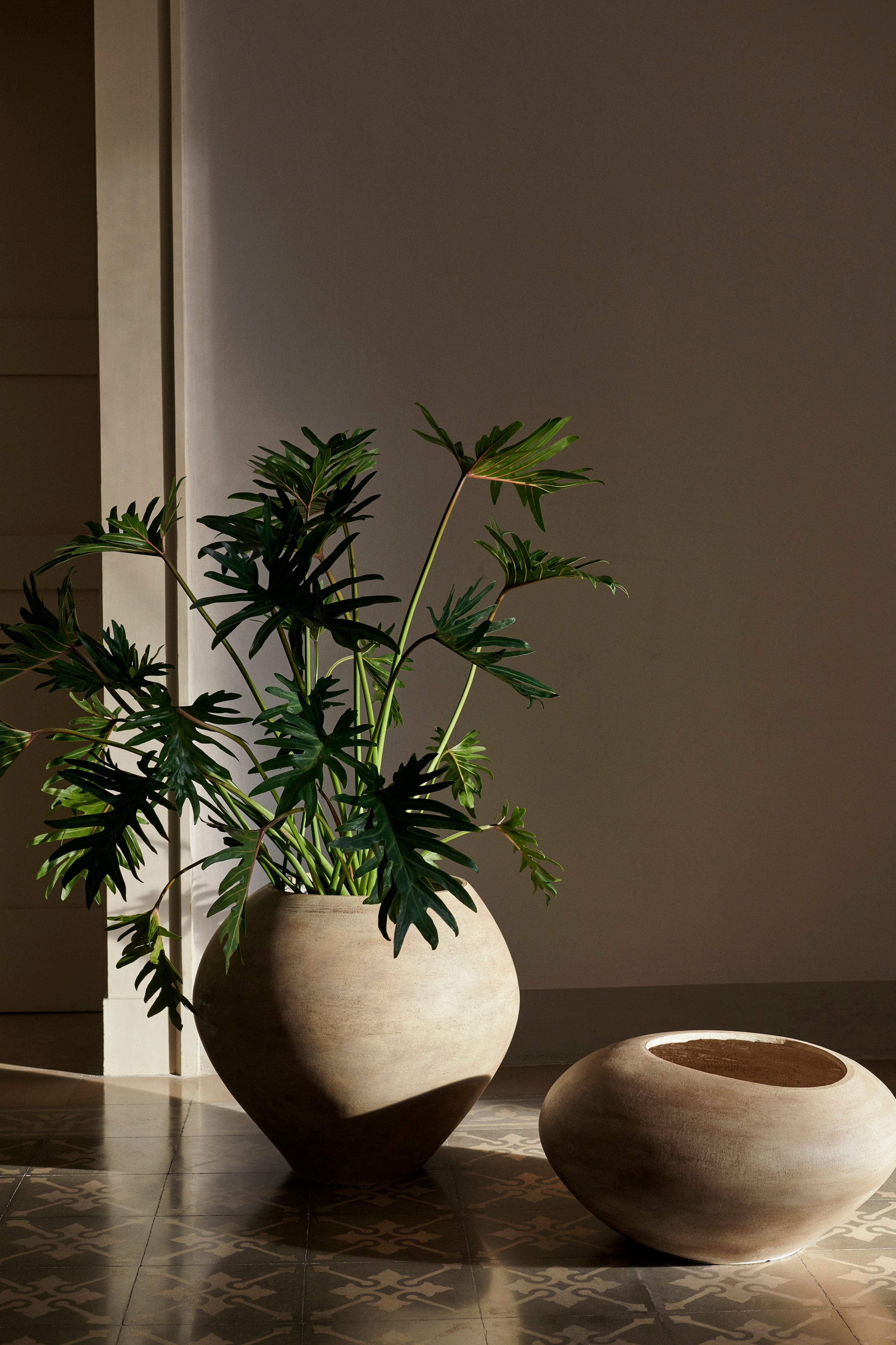 DODU TALL Blumentopf aus braunem Zement