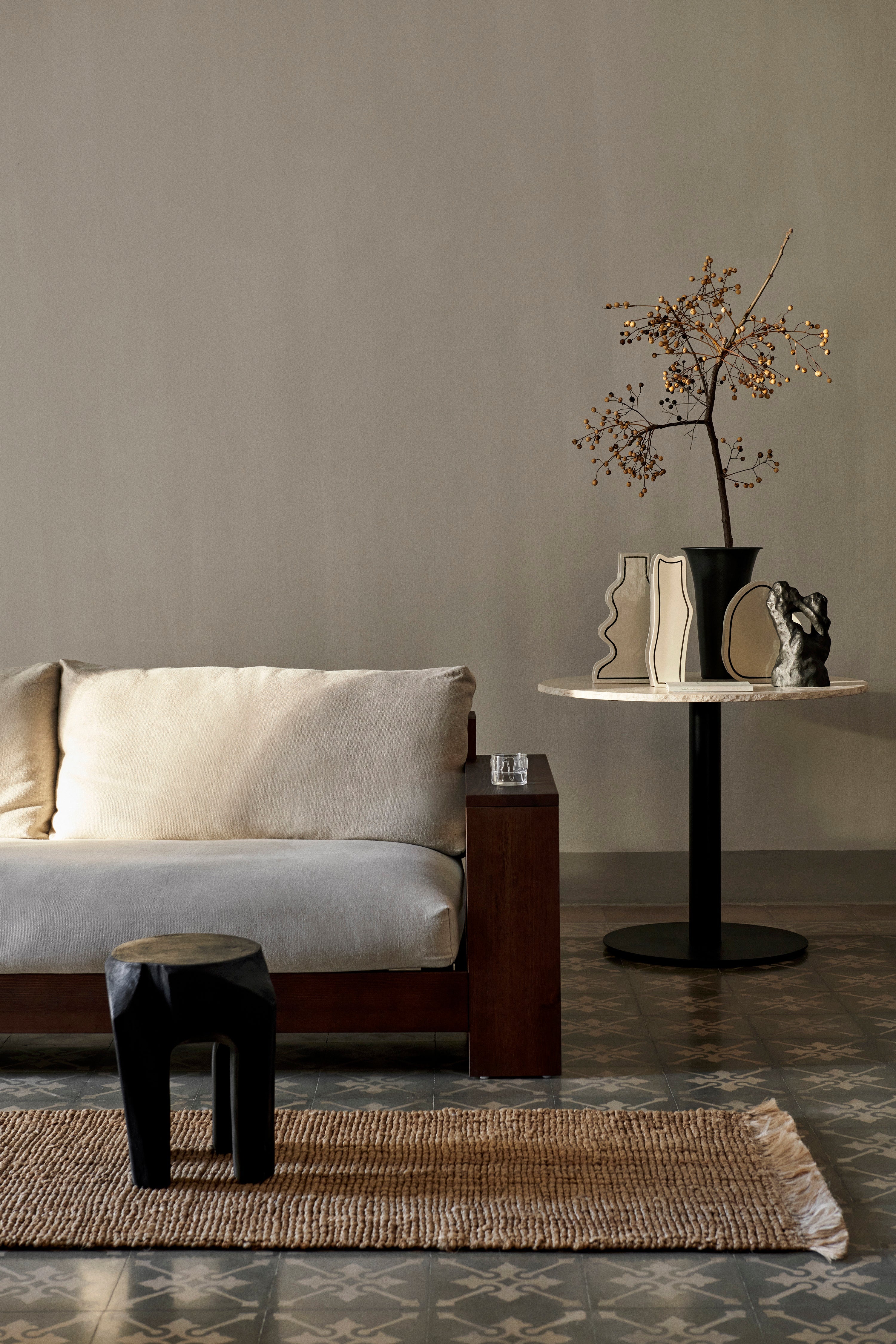 Edre Beige Sofa mit einer dunkelbraunen Holzbasis