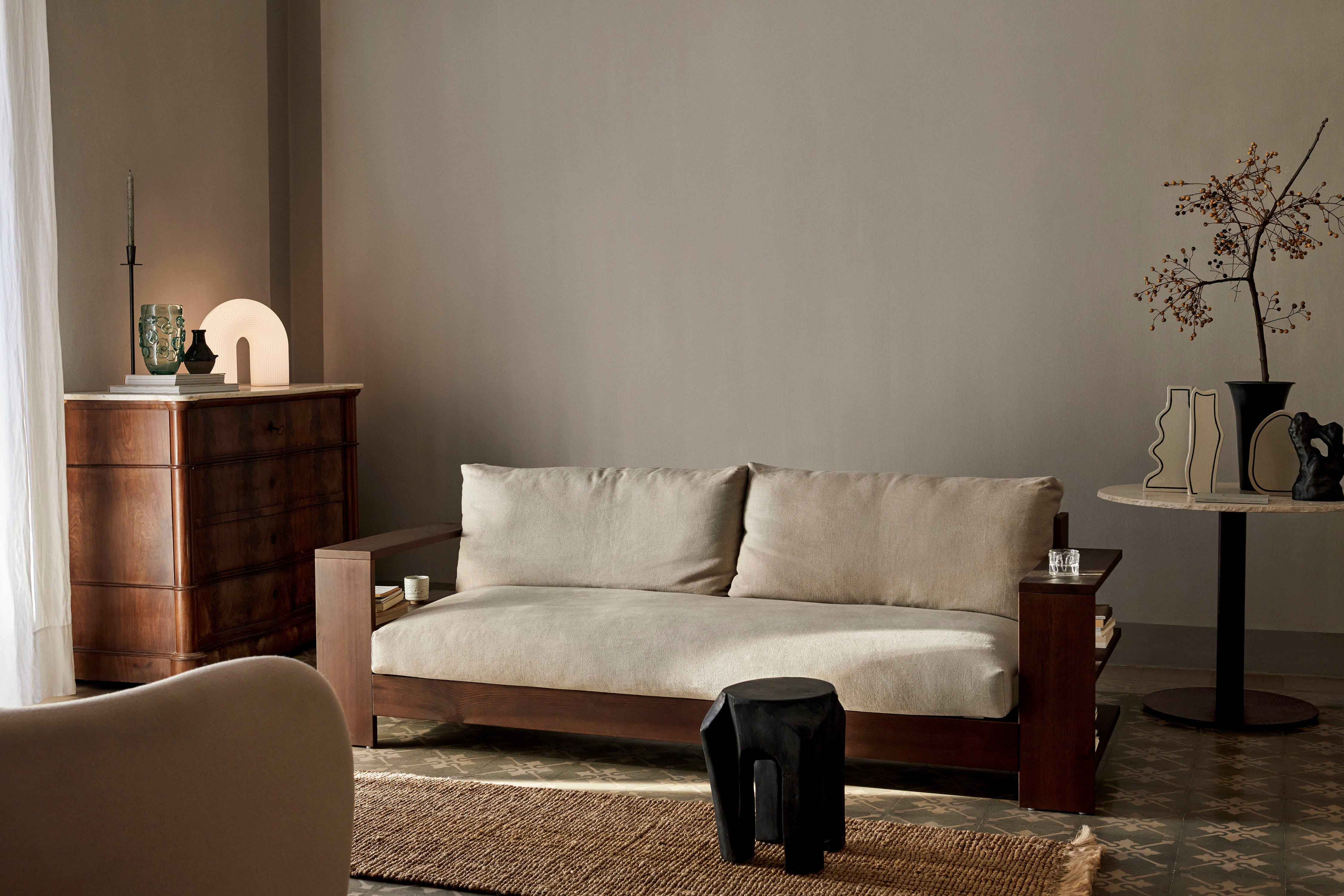 Edre Beige Sofa mit einer dunkelbraunen Holzbasis
