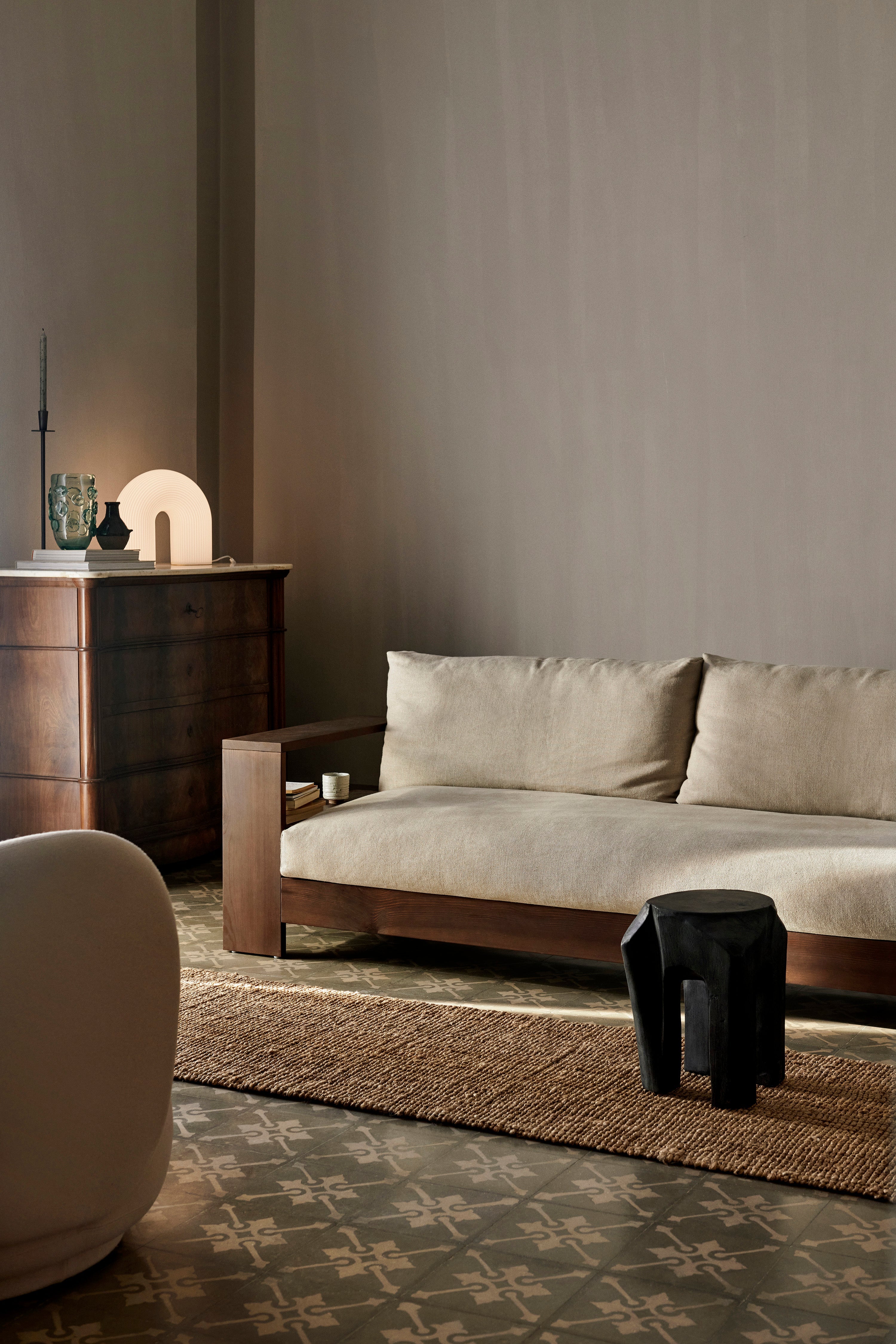 Edre Beige Sofa mit einer dunkelbraunen Holzbasis
