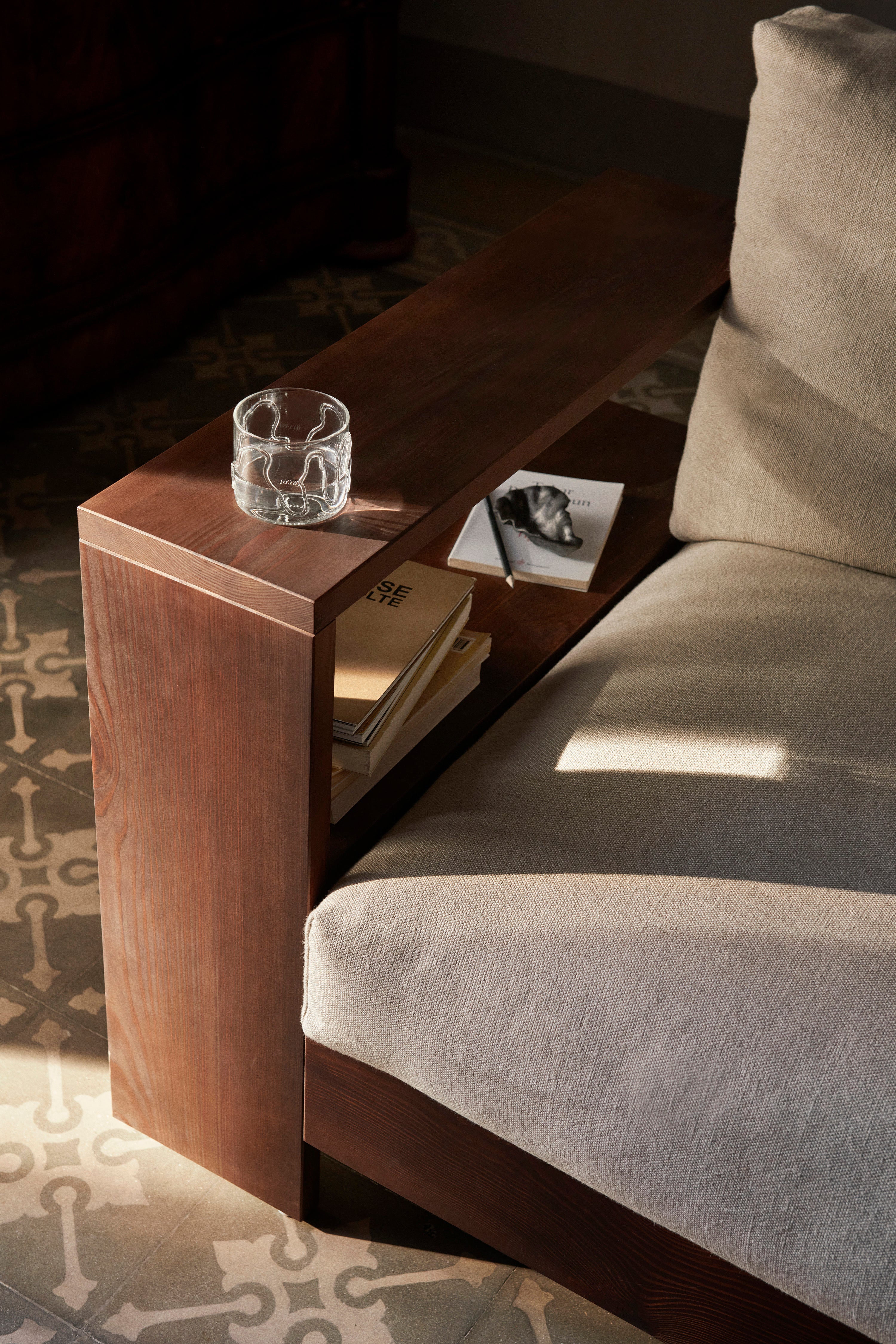 Edre Beige Sofa mit einer dunkelbraunen Holzbasis