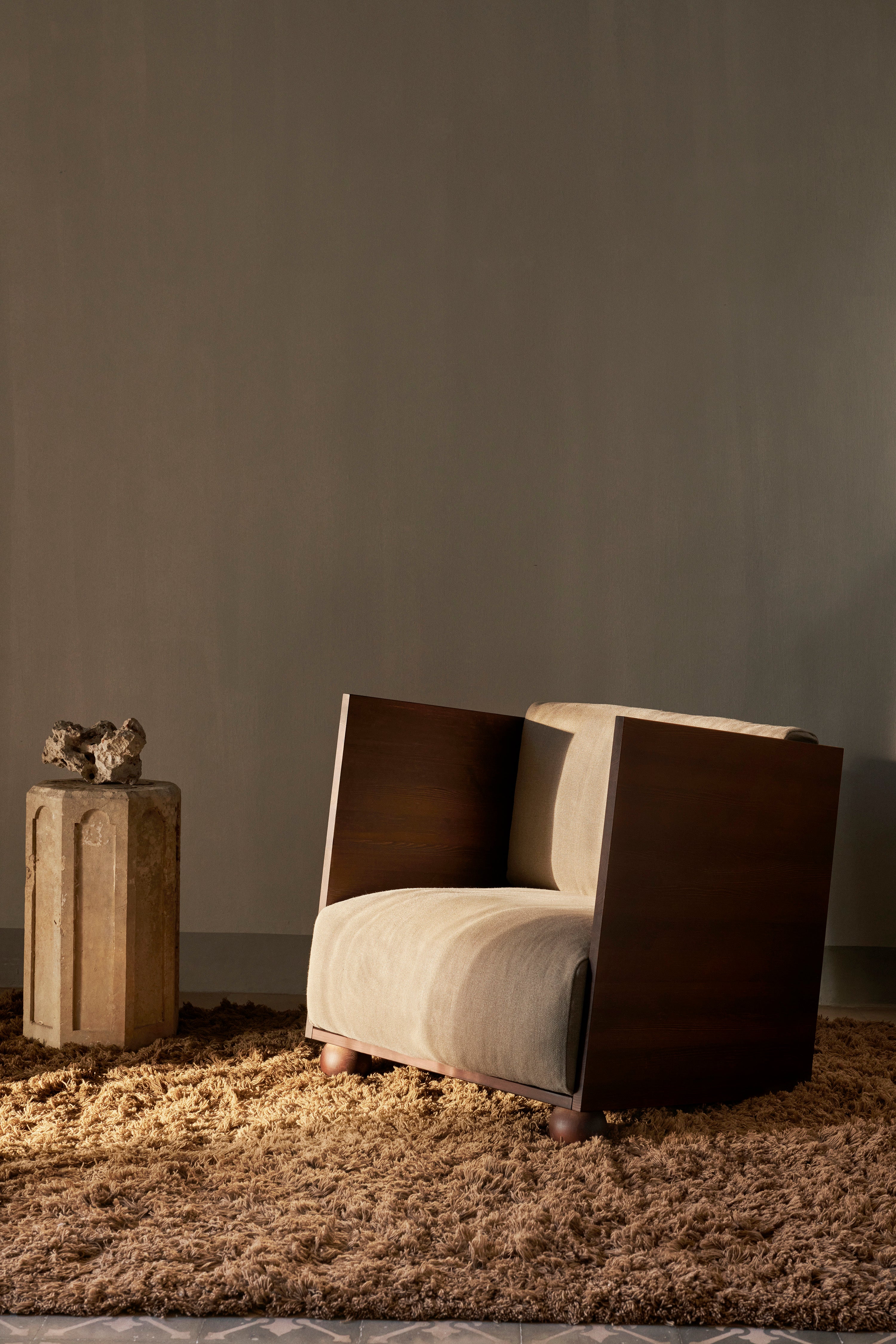 RUM Sessel in Beige mit dunkelbraunem Holzgestell