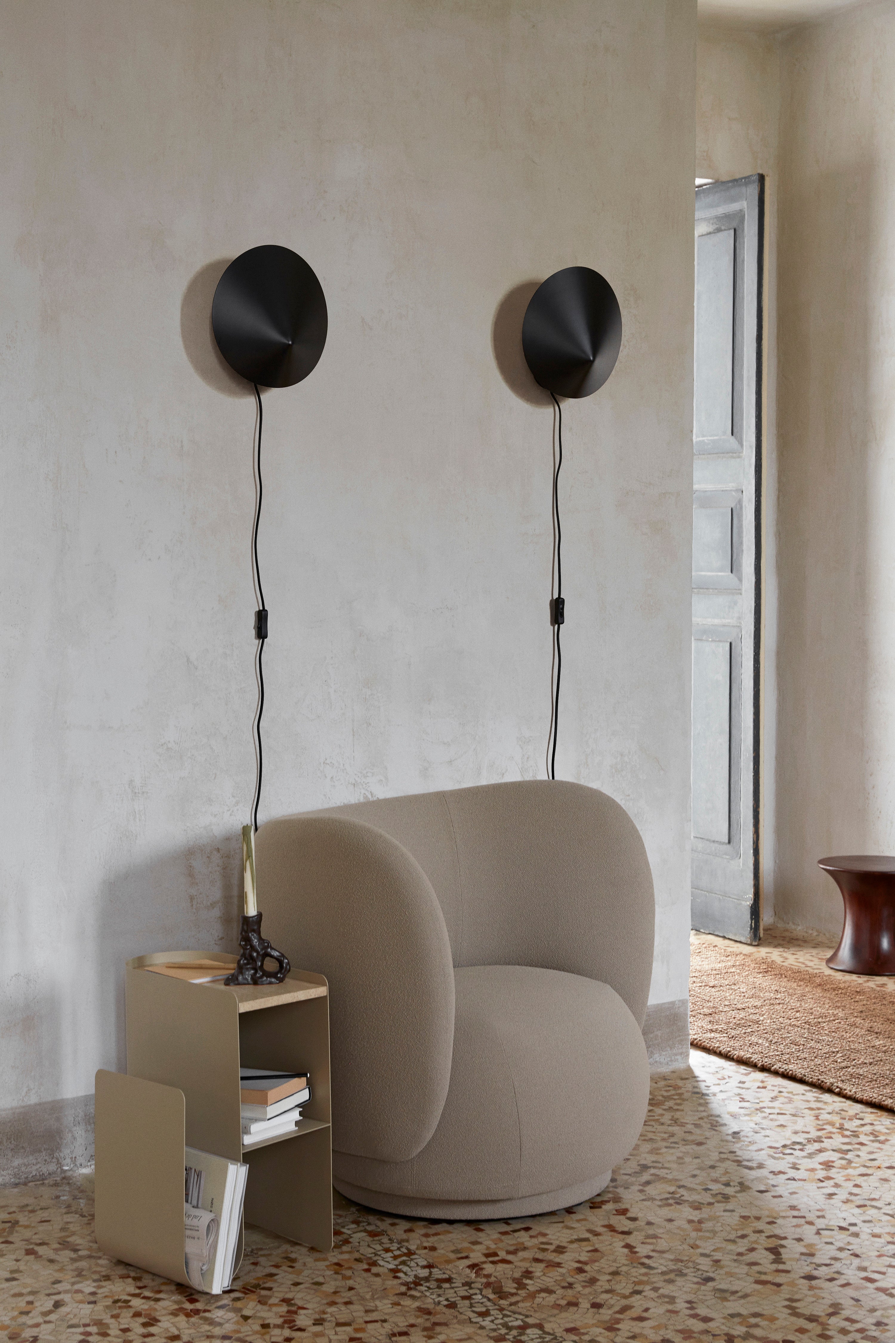 ARUM black wall lamp