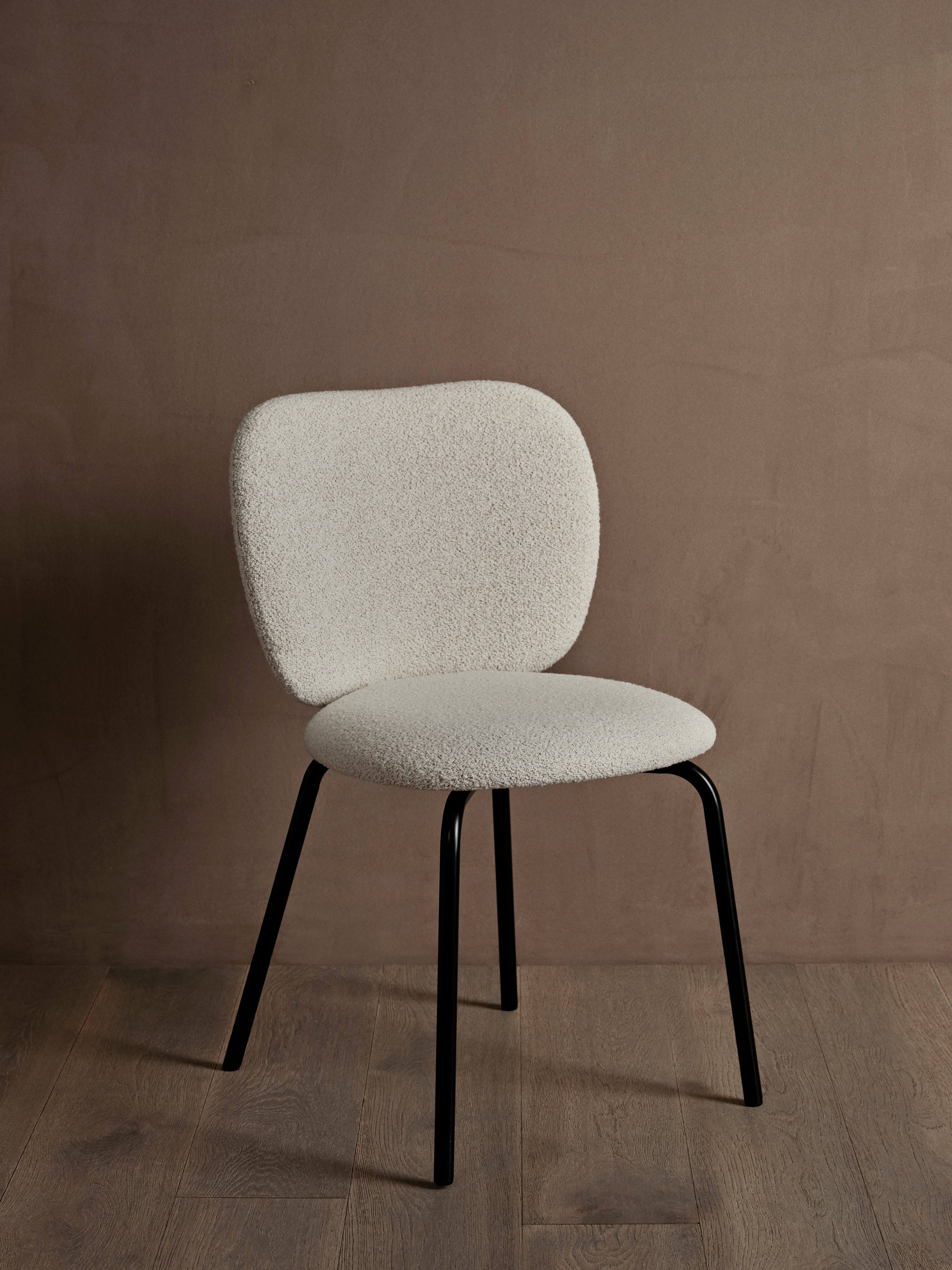 Rico Soft Bouclé Stuhl gebrochen mit einer schwarzen Basis gebrochen