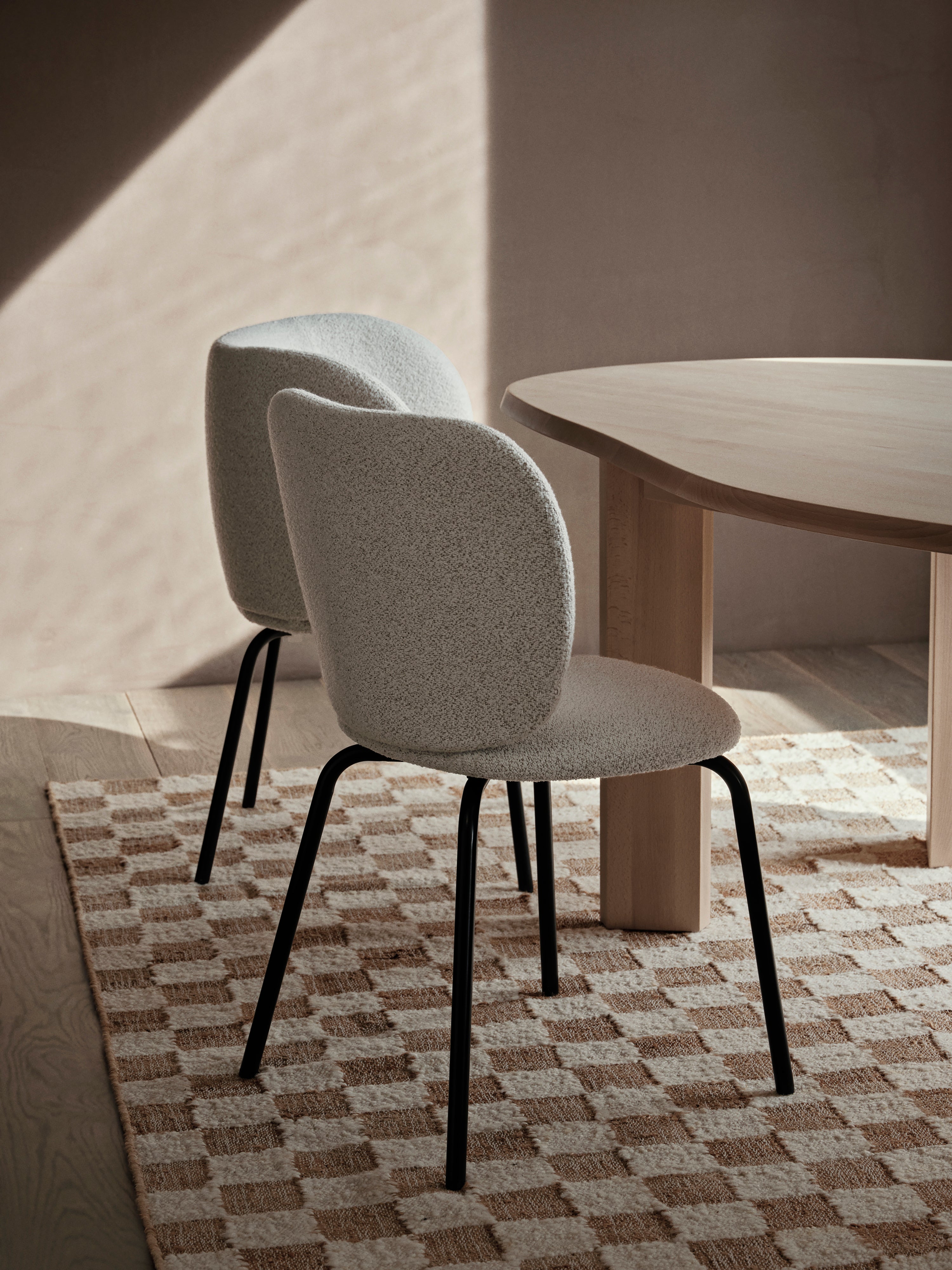 Rico Soft Bouclé Stuhl gebrochen mit einer schwarzen Basis gebrochen