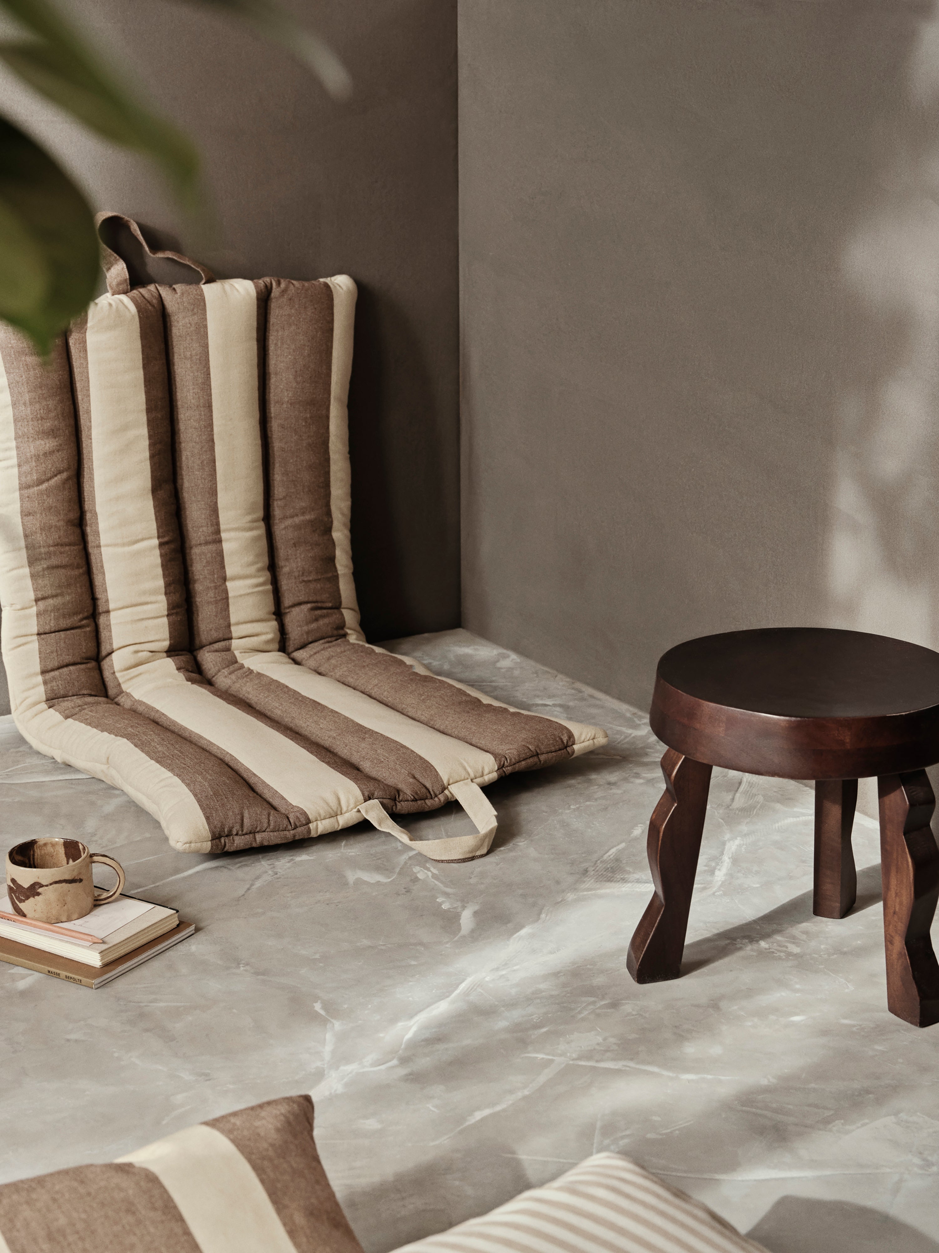 Faye stool mango wood
