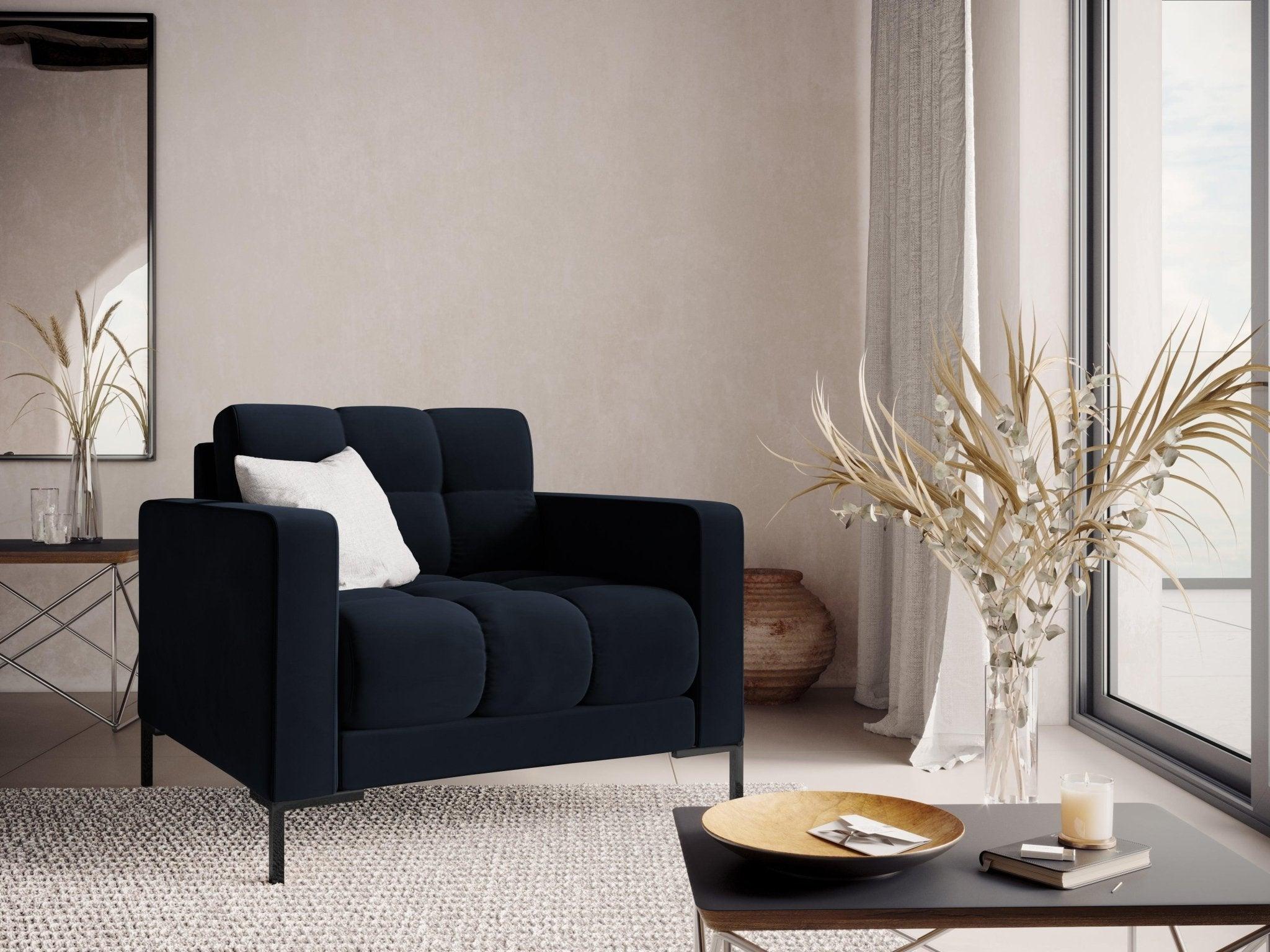 Fotel aksamitny BALI ciemnoniebieski z czarną podstawą Cosmopolitan Design Eye on Design