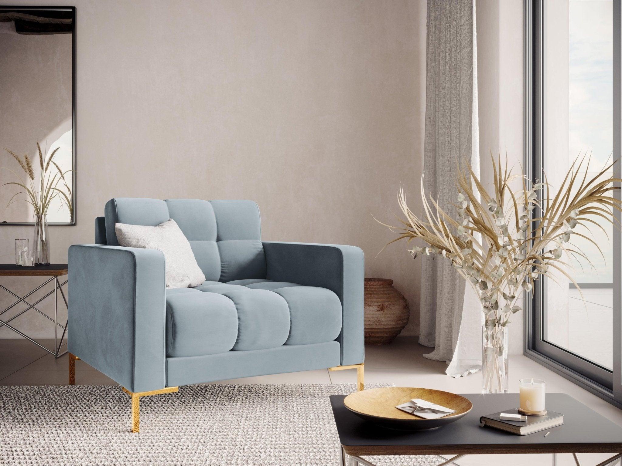 Fotel aksamitny BALI jasnoniebieski ze złotą podstawą Cosmopolitan Design Eye on Design