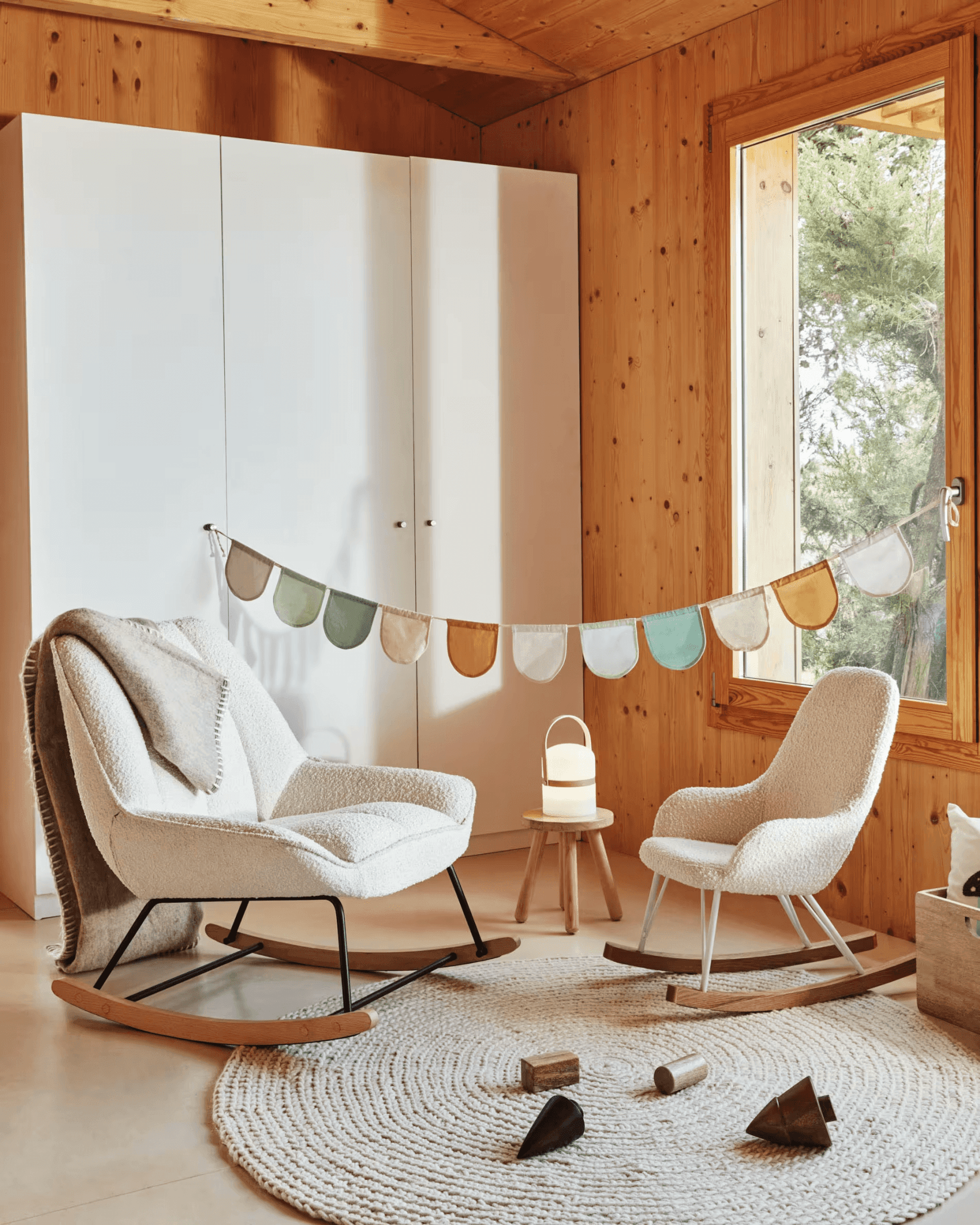 Fotel bujany MARLINA biały boucle La Forma Eye on Design