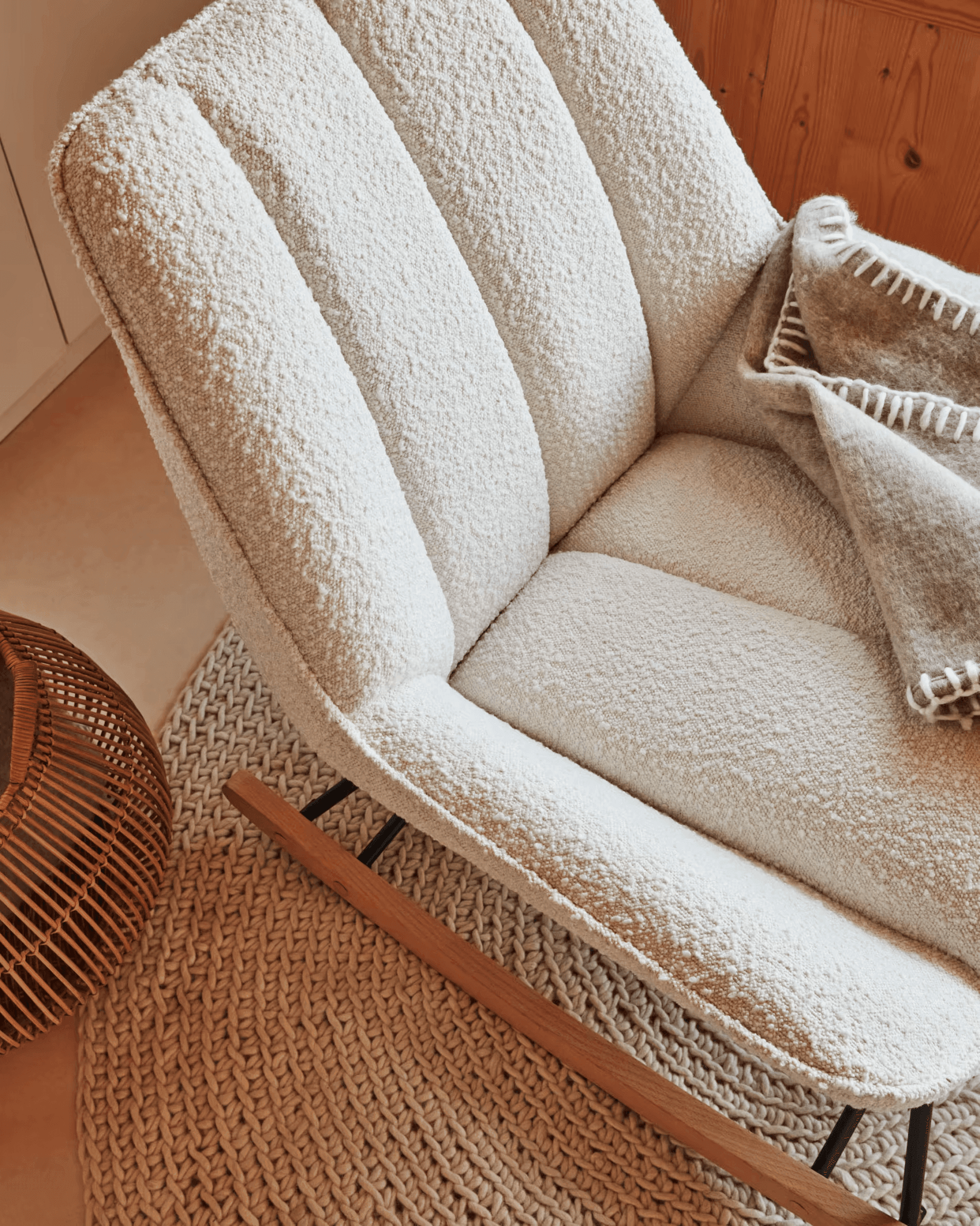 Fotel bujany MARLINA biały boucle La Forma Eye on Design
