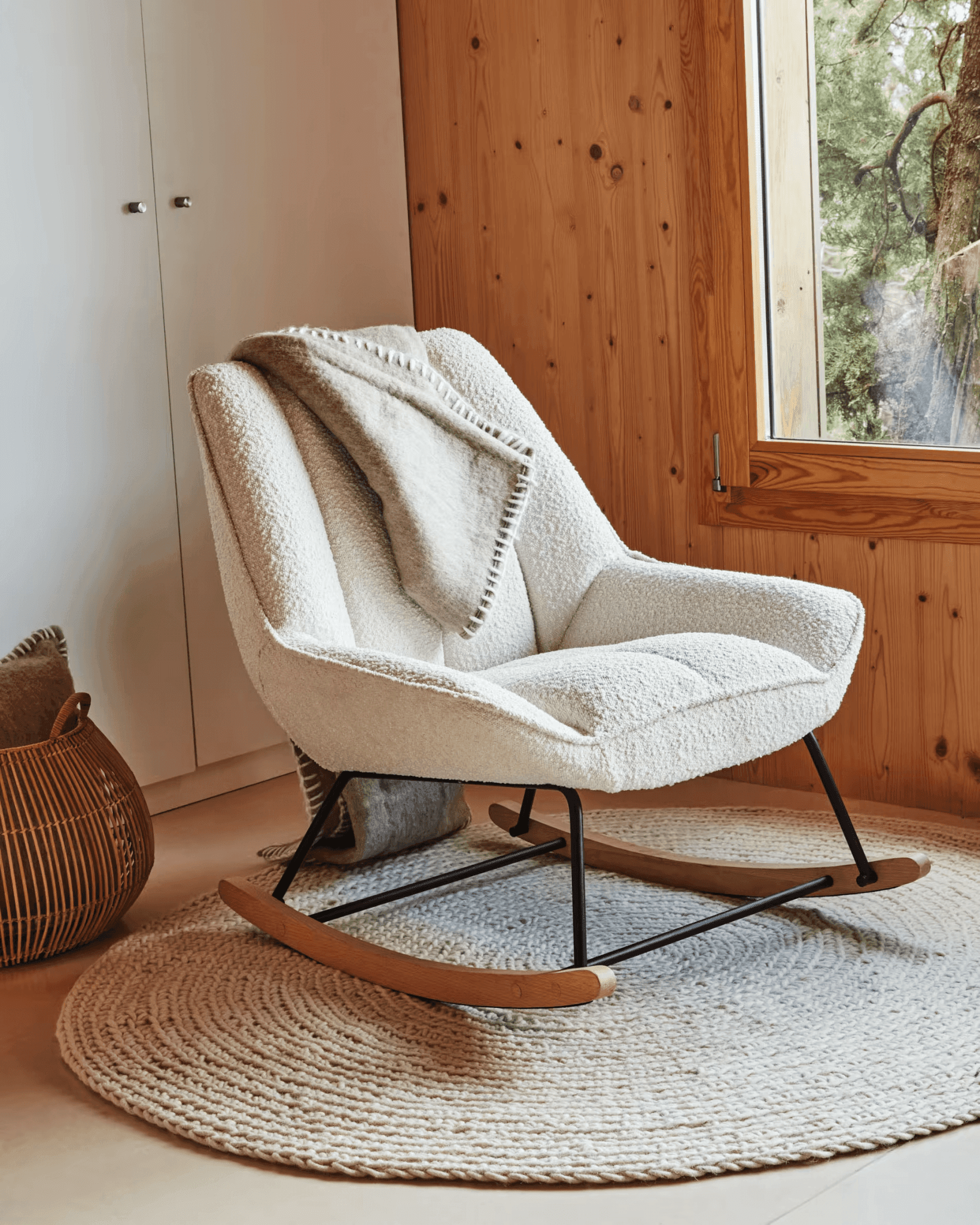 Fotel bujany MARLINA biały boucle La Forma Eye on Design