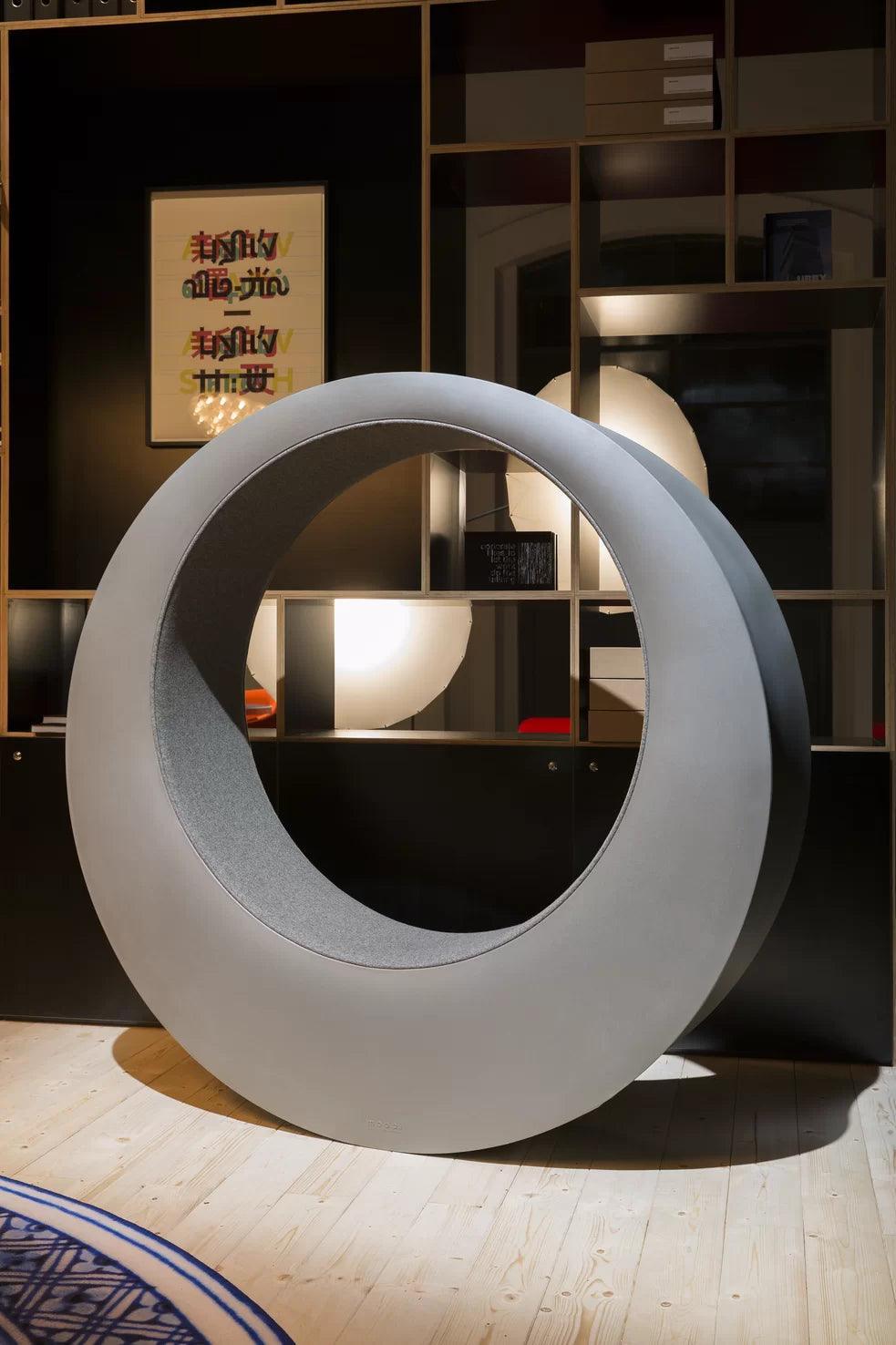 Fotel bujany O. biały Moooi Eye on Design