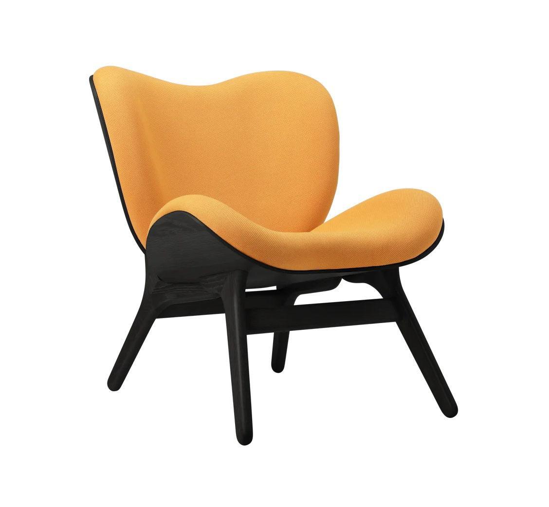 Fotel CONVERSATION PIECE bursztynowy z czarną podstawą UMAGE Eye on Design