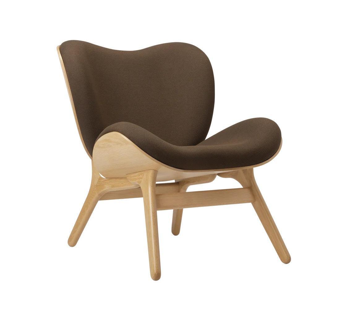 Fotel CONVERSATION PIECE kawowy z dębową podstawą UMAGE Eye on Design