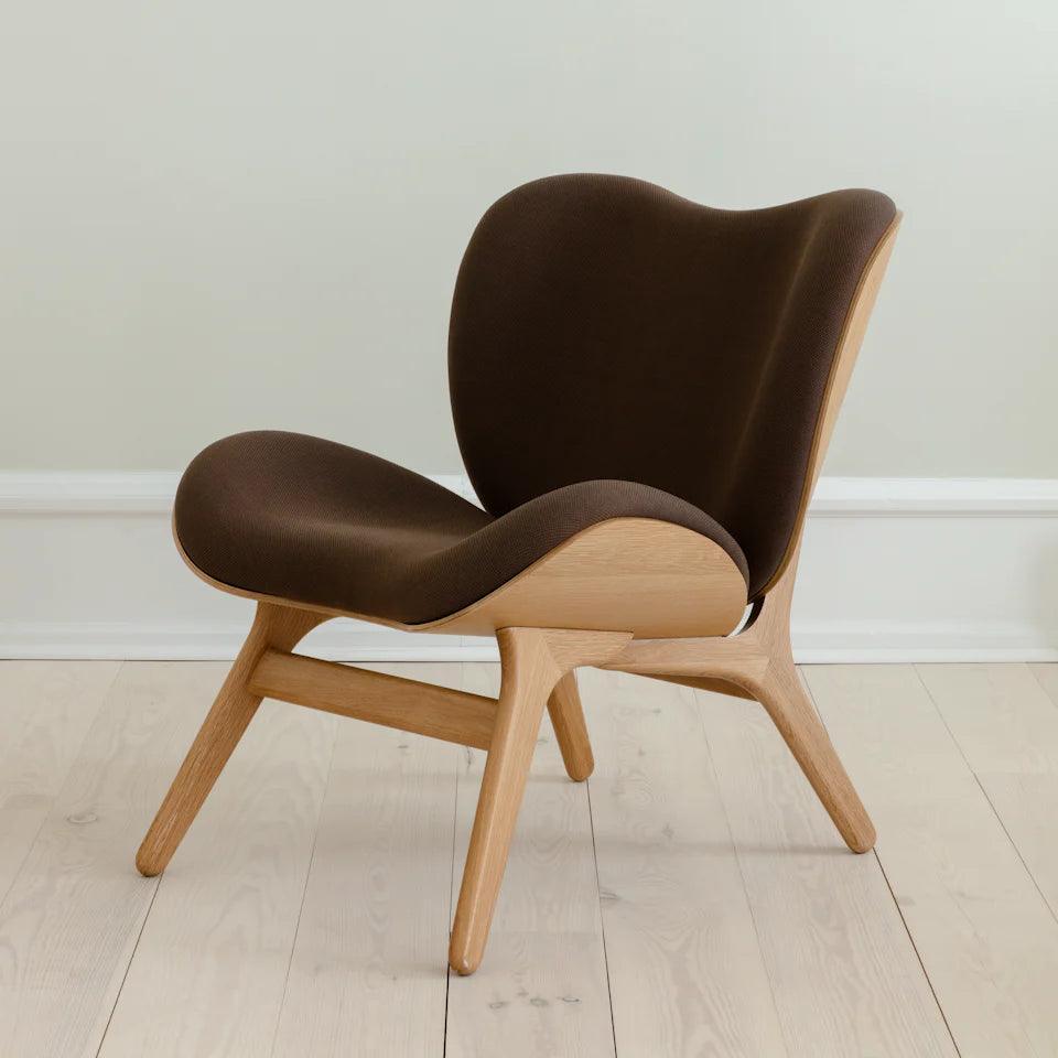 Fotel CONVERSATION PIECE kawowy z dębową podstawą UMAGE Eye on Design