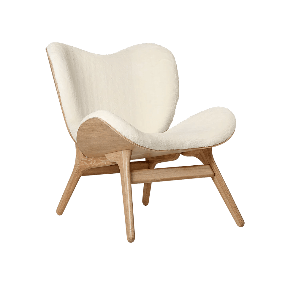 Fotel CONVERSATION PIECE kremowy plusz z dębową podstawą UMAGE Eye on Design
