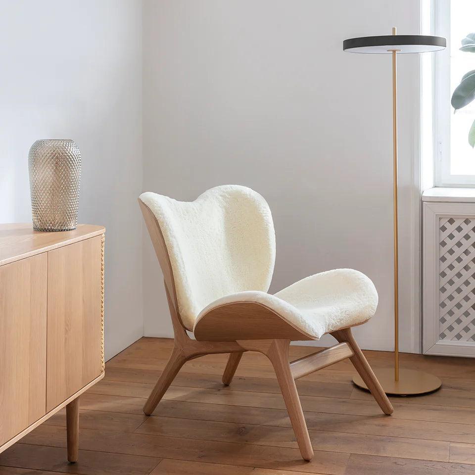 Fotel CONVERSATION PIECE kremowy plusz z dębową podstawą UMAGE Eye on Design