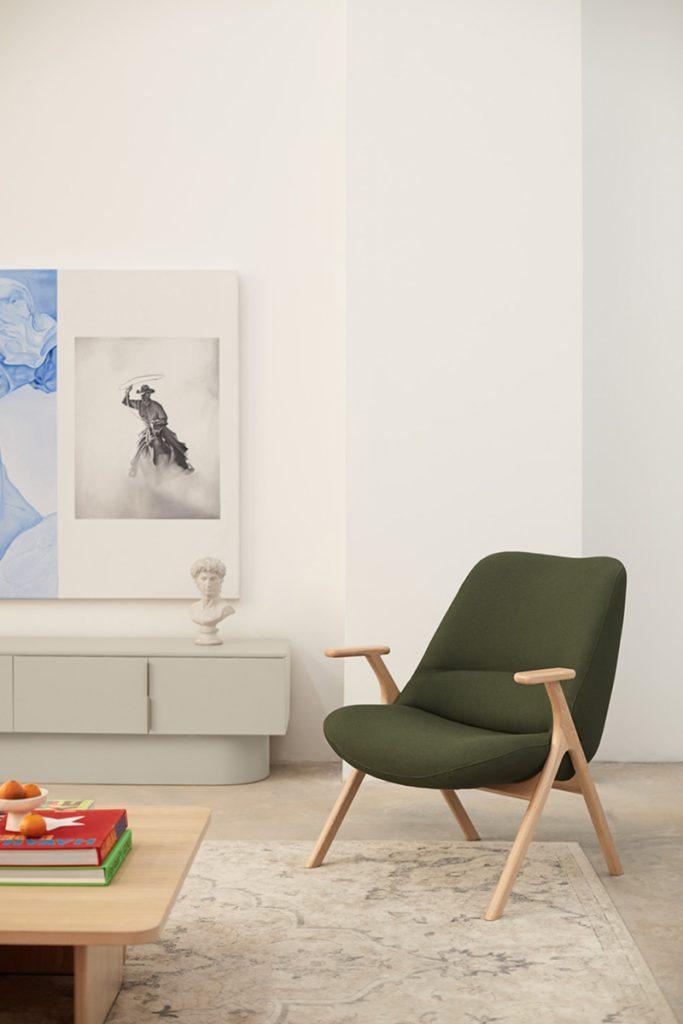 Fotel DINS ciemnozielony z drewnianą podstawą Teulat Eye on Design