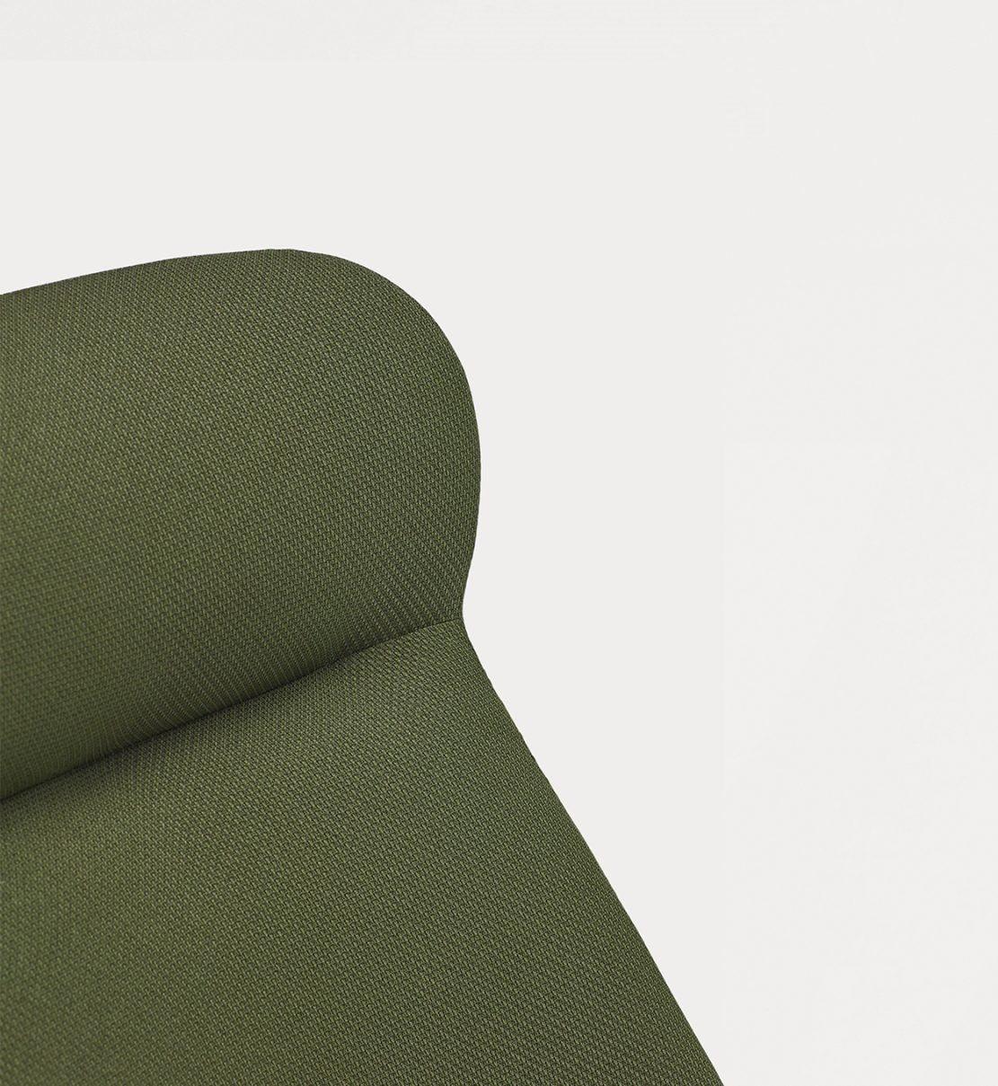 Fotel DINS wysoki ciemnozielony z drewnianą podstawą Teulat Eye on Design