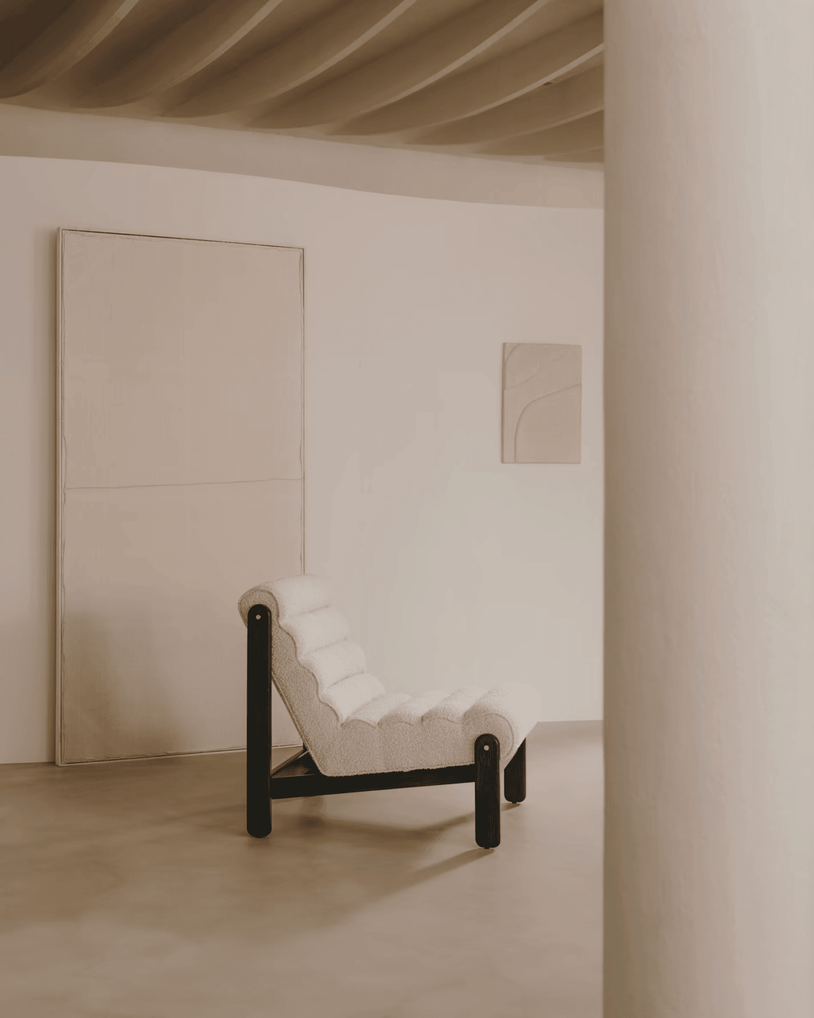 Fotel MAGIRA biały boucle La Forma Eye on Design