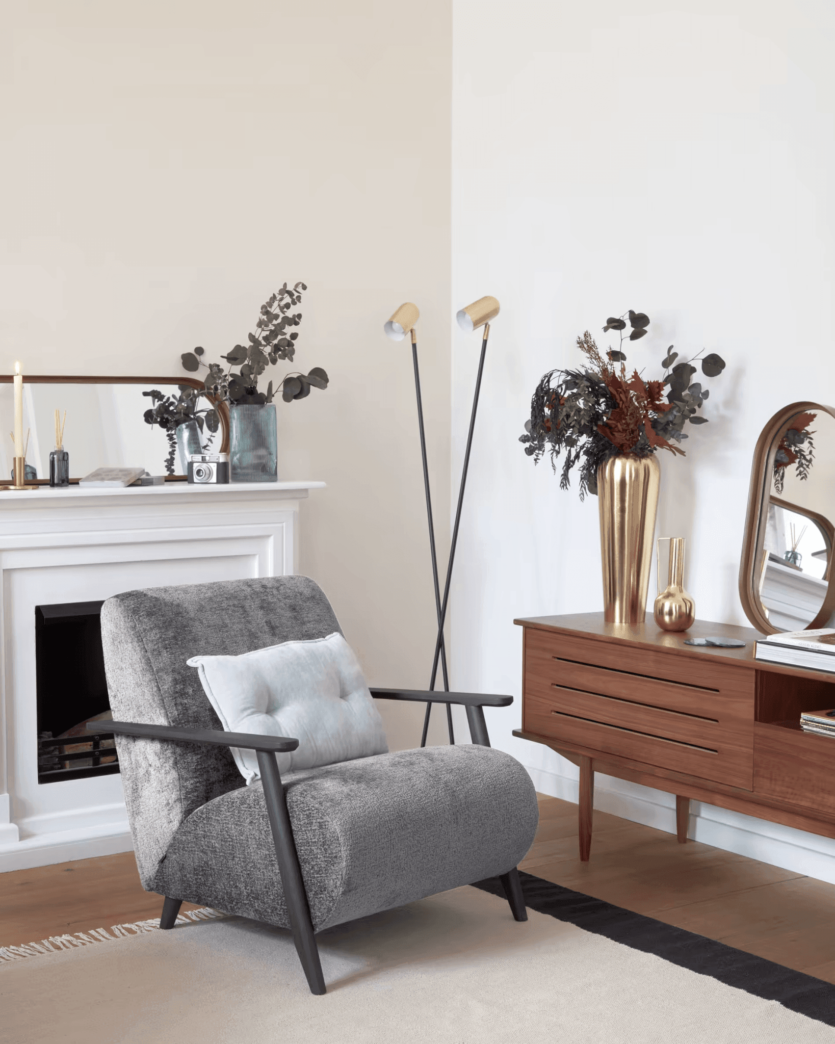 Fotel MEGHAN szary szenil z wenge podstawą La Forma Eye on Design