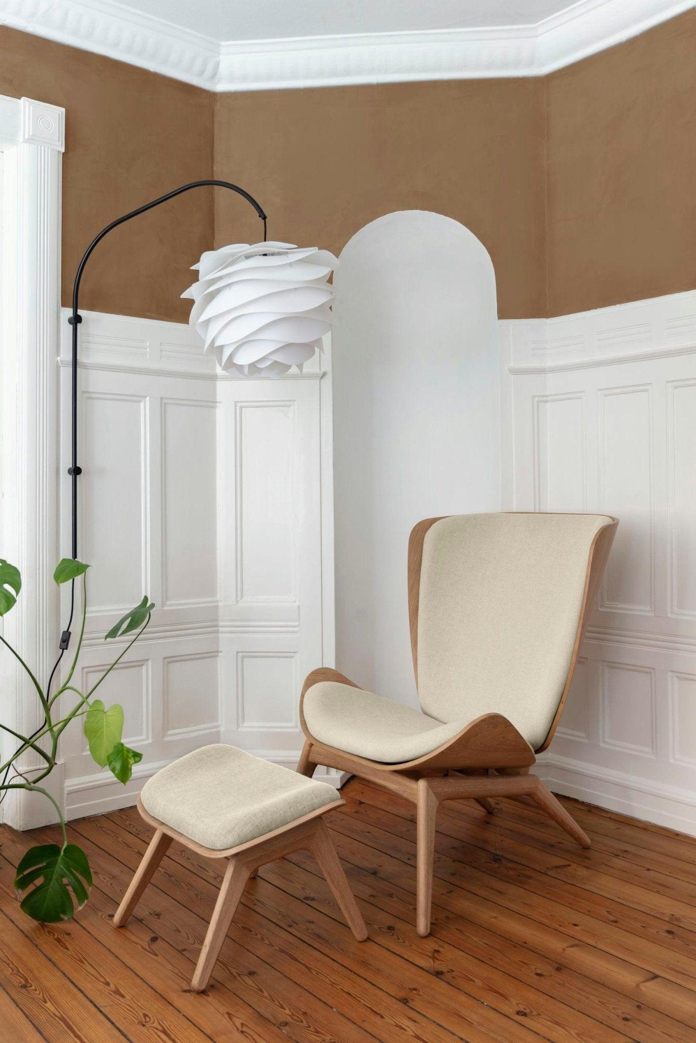 Fotel READER beżowy z dębową podstawą UMAGE Eye on Design